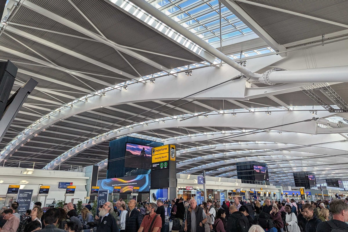 Heathrow and Gatwick delays live: Hundreds of flights grounded at UK airports due to air traffic control glitch