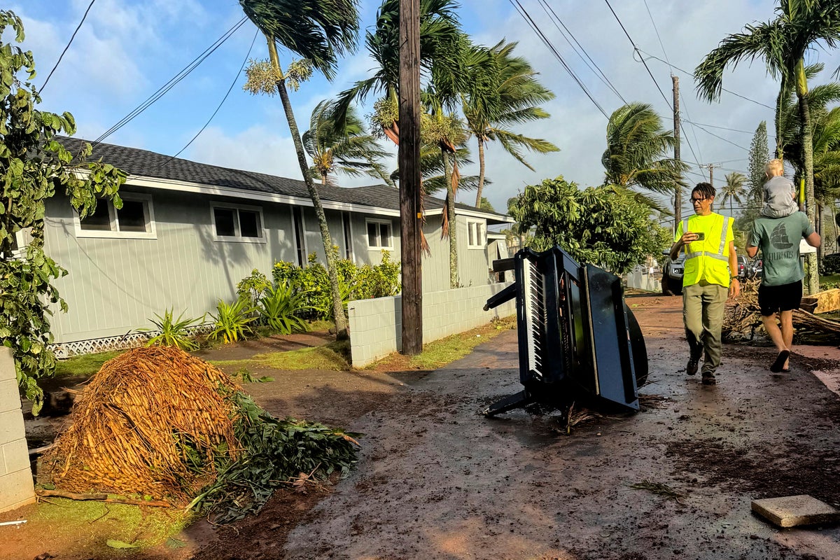 Hawaii’s western islands hit by fierce winds from Hurricane Lowell as thousands lose power