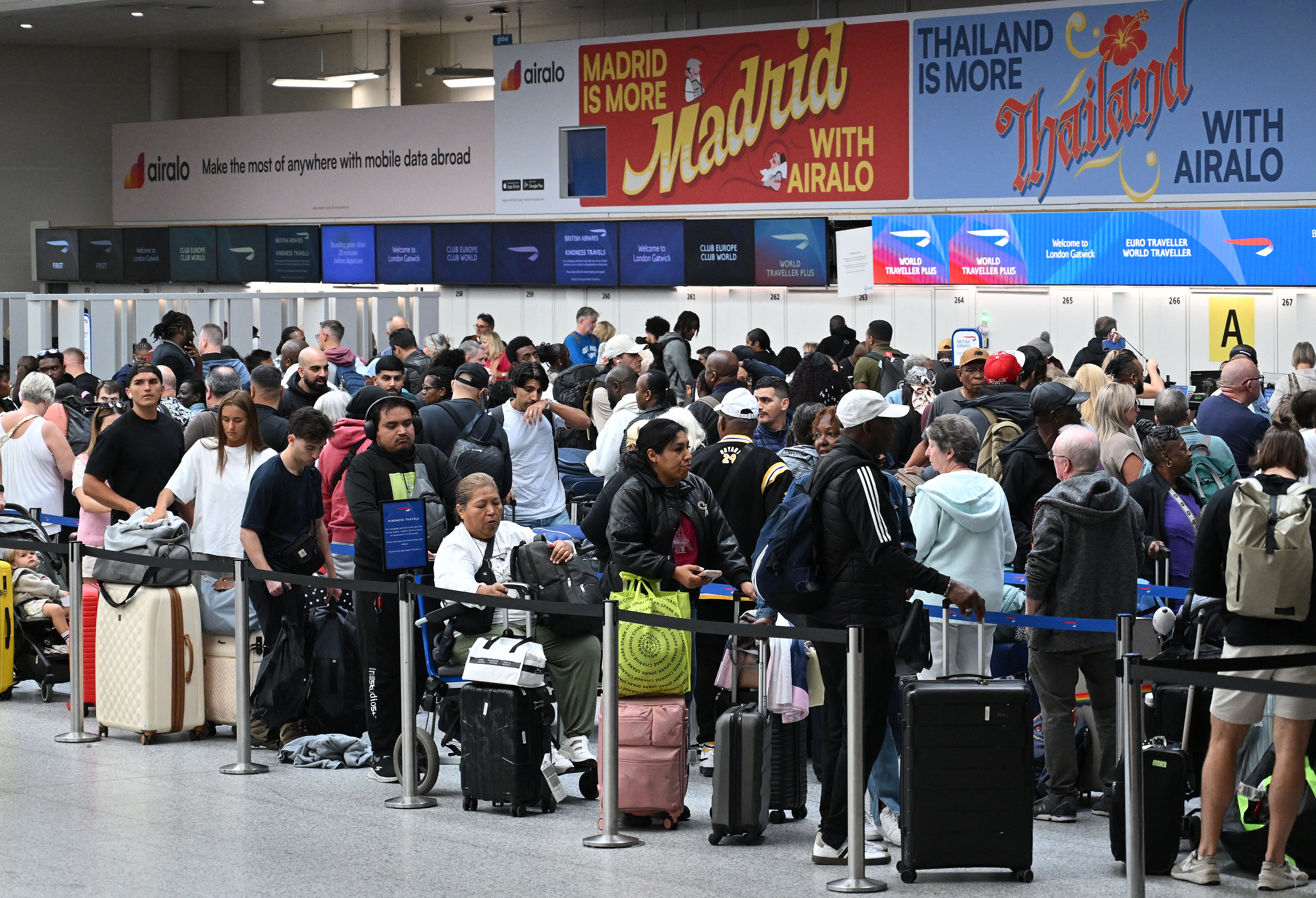 Heathrow and Gatwick delays live: Hundreds more flights cancelled but minister backs air traffic control boss over ‘technical glitch’