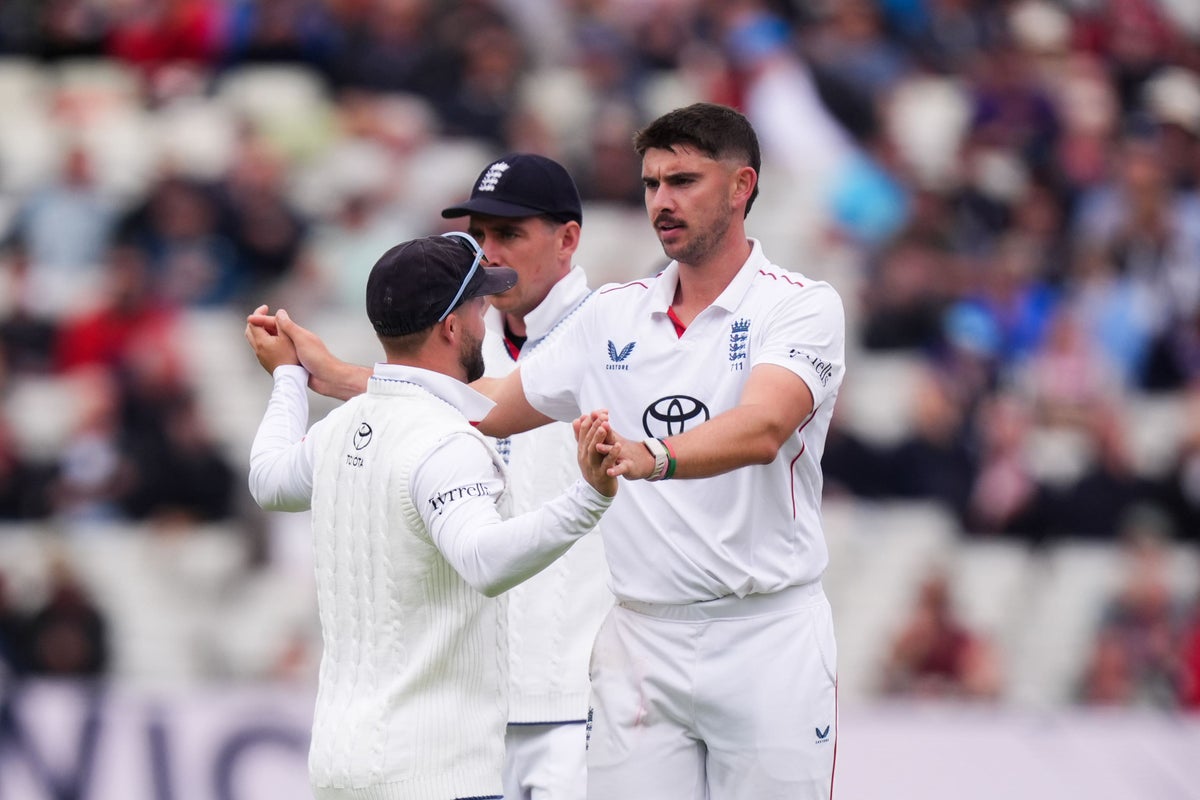 England dominate to put pressure on Pakistan