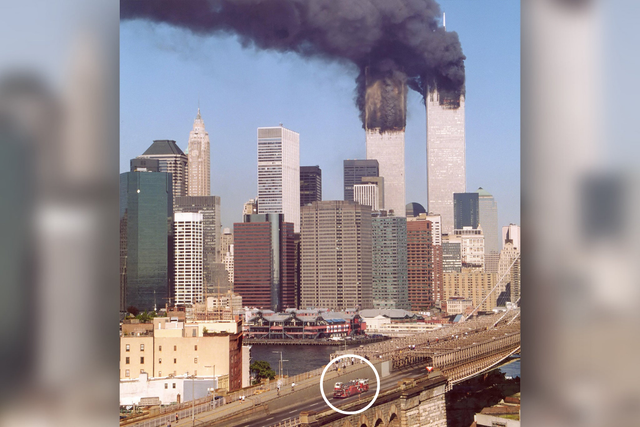 <p>El fotógrafo aficionado Aaron McLamb captó al camión de bomberos Ladder 118 mientras cruzaba el puente de Brooklyn rumbo a Manhattan durante los atentados del 11 de septiembre de 2001 contra las Torres Gemelas del World Trade Center. La imagen se convirtió en un símbolo de la valentía y el sacrificio de los bomberos durante aquella trágica jornada </p>