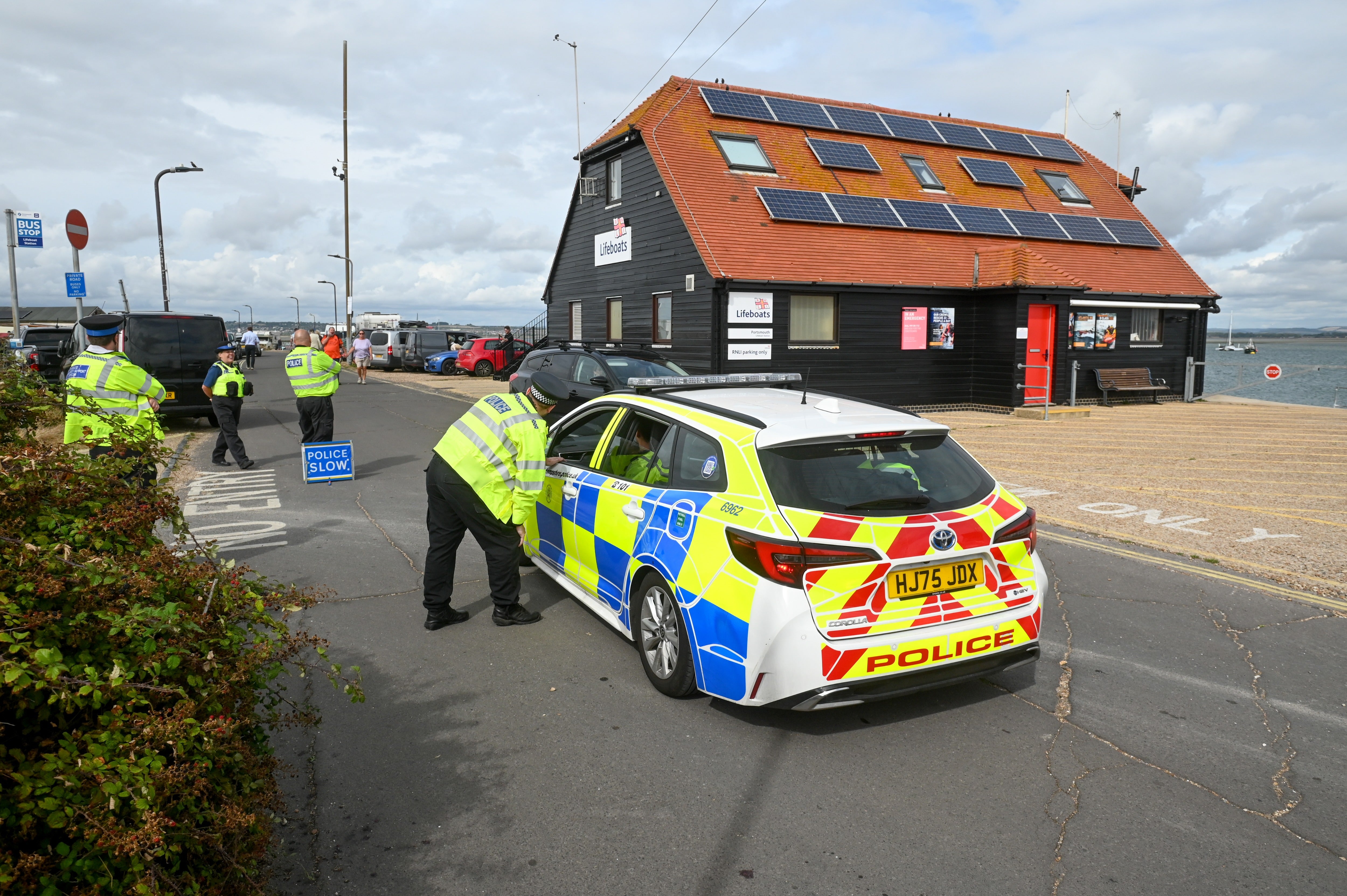 Bungling anti-immigrant protesters confuse Pakistan cricket team for migrants in Portsmouth hotel