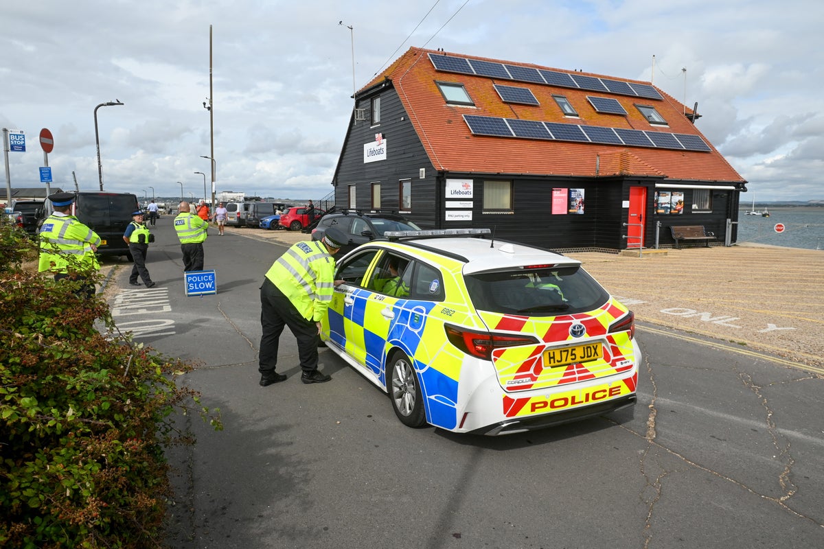 Bungling anti-immigrant protesters confuse Pakistan cricket team for migrants in Portsmouth hotel Bungling anti-immigrant protesters confuse Pakistan cricket team for migrants in Portsmouth hotel