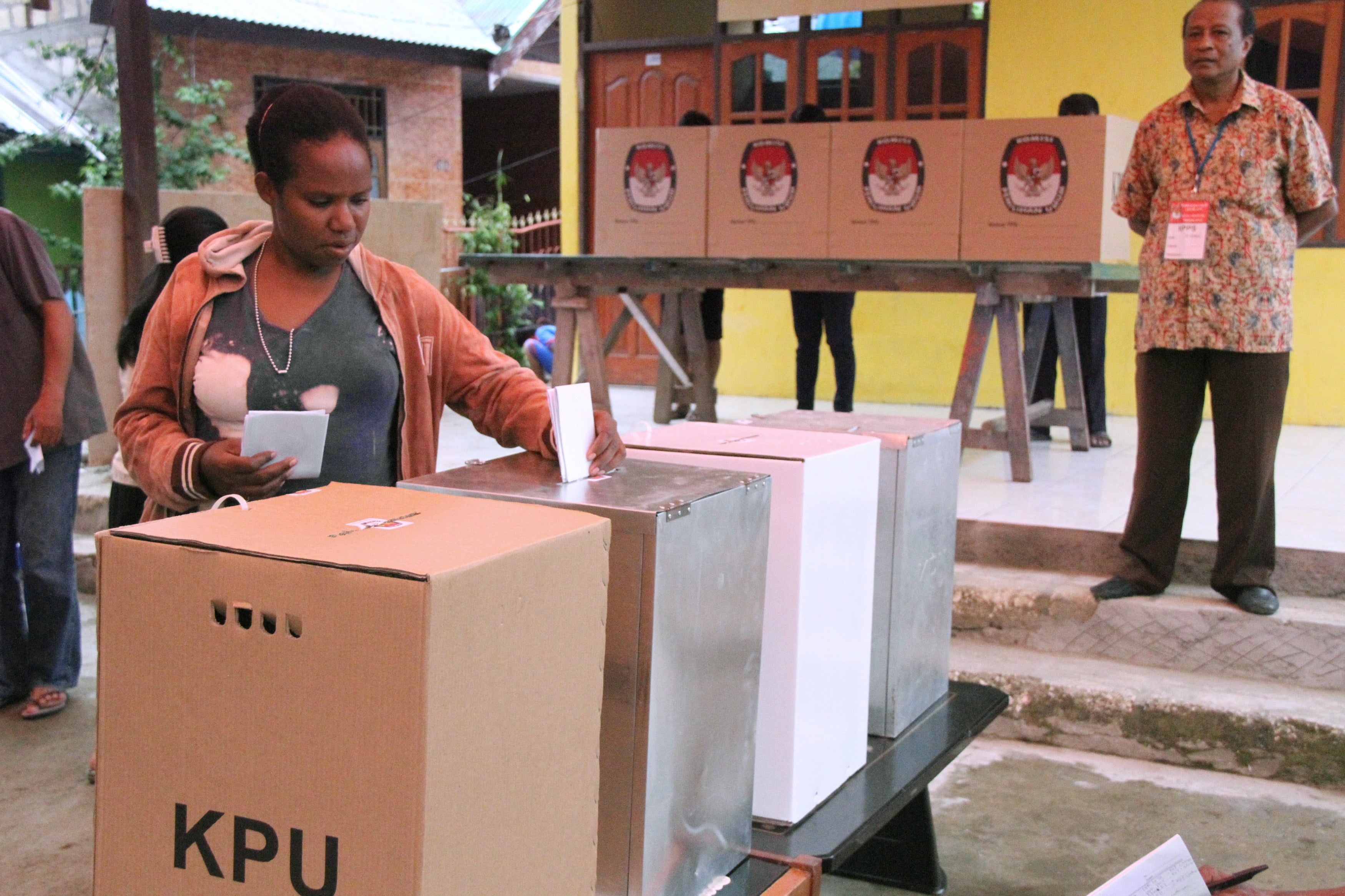 A Papuan woman casts her ballot during the legislative election in Jayapura in Indonesia's eastern Papua province on April 9, 2014