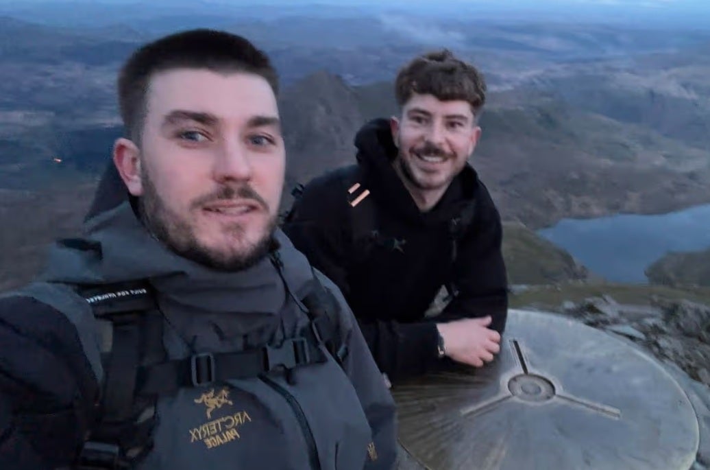 Bradley Richards (left) with a friend before the Singapore Airlines crash