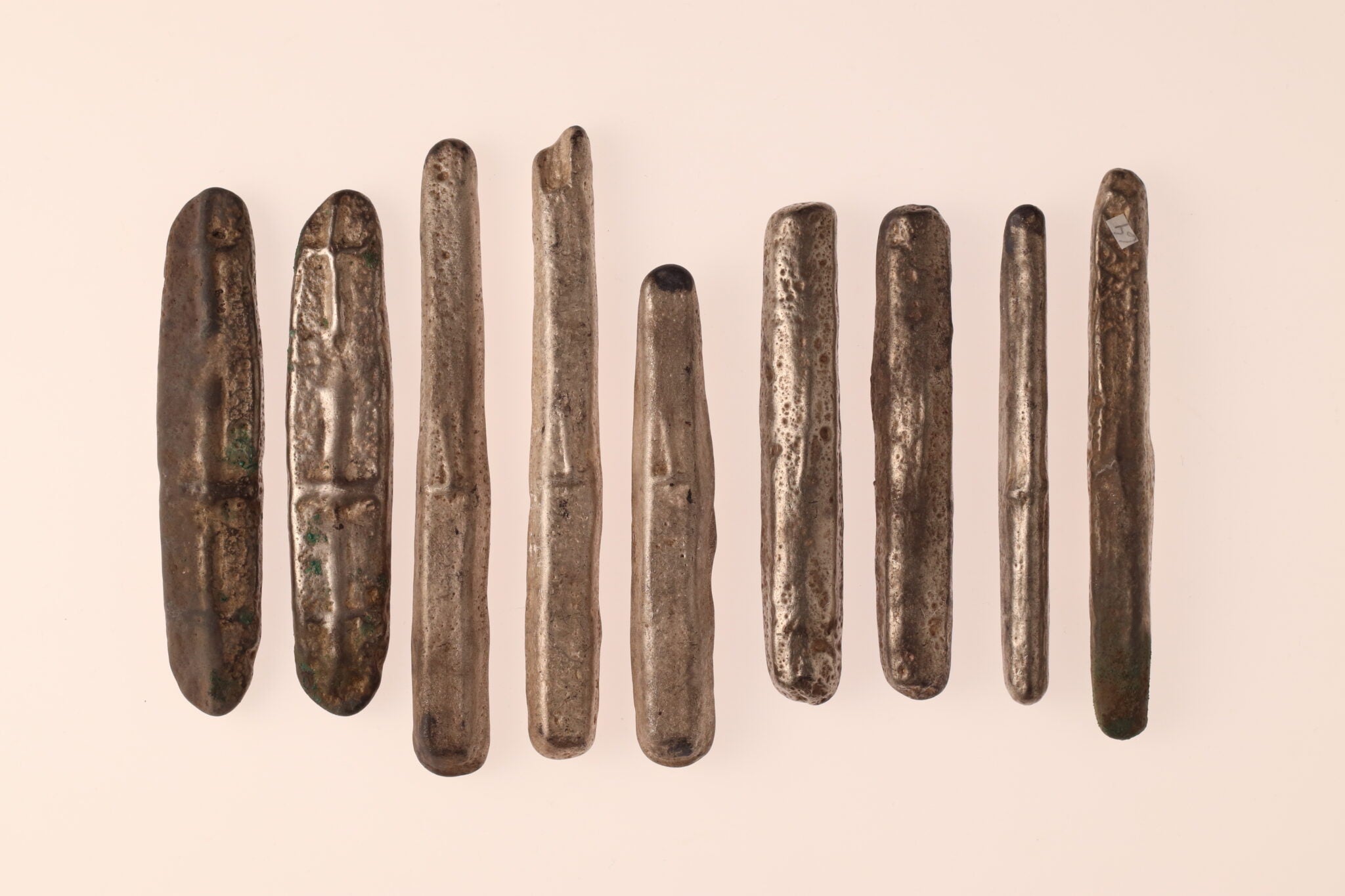 Silver fragments clustered by weight
