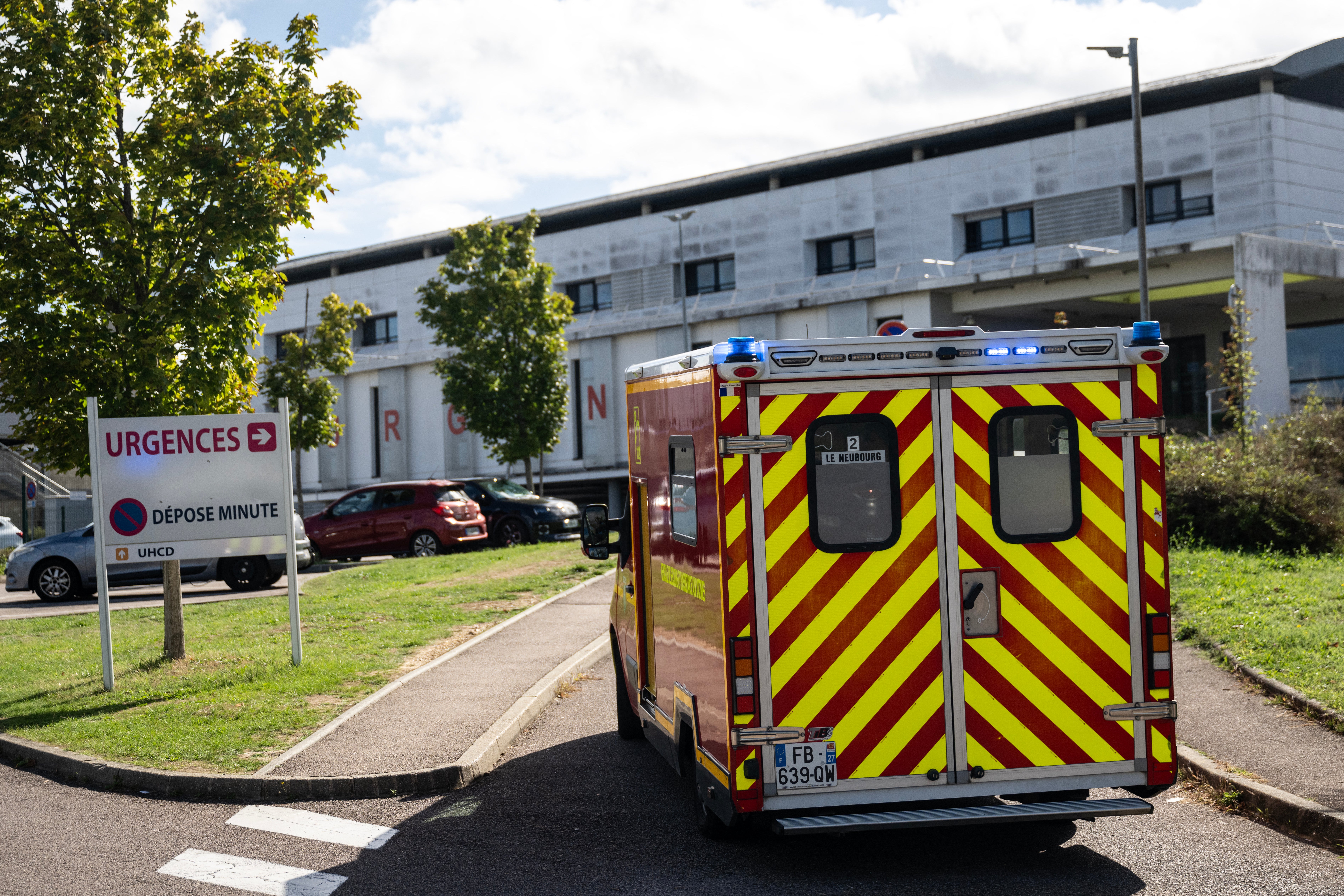 An ambulance arrives in the "Centre Hospitalier Intercommunal Elbeuf-Louviers-Val de Reuil" hospital in Cleon, northwestern France, on September 12, 2026, the morning after a train derailed nearby.