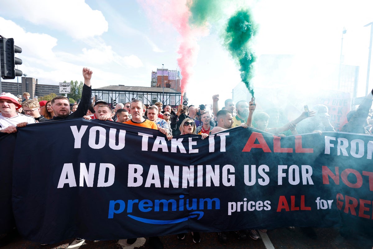 Man United fans protests against season ticket ‘fiasco’ ahead of derby