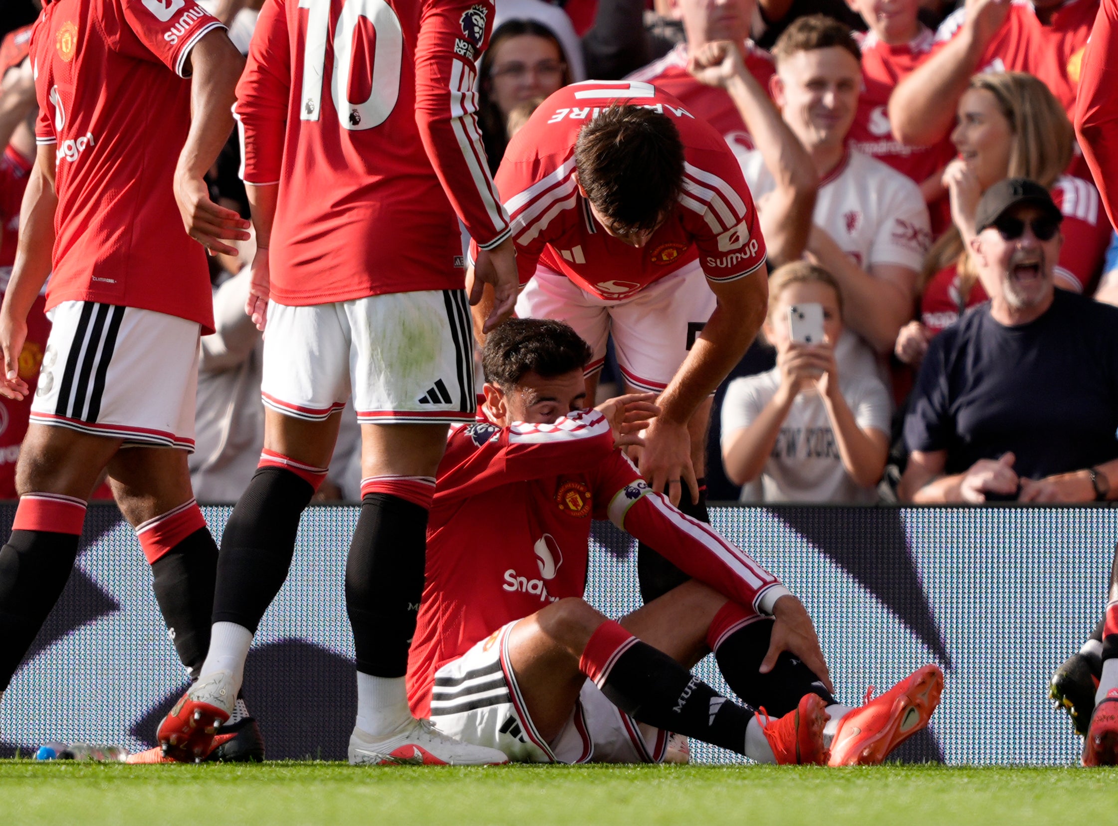 Fernandes reacts to the challenge from Foden