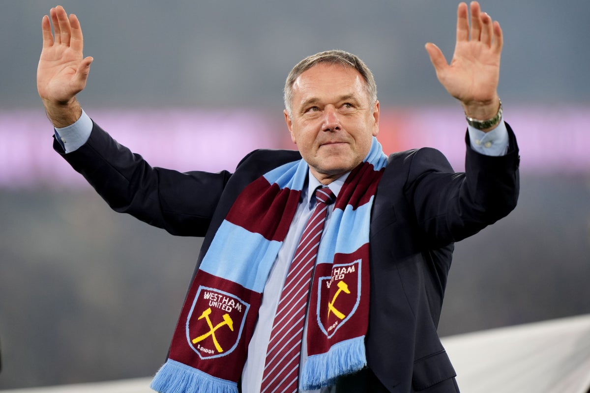 Ludek Miklosko, legendario portero del West Ham United, durante un partido con la camiseta de los Hammers