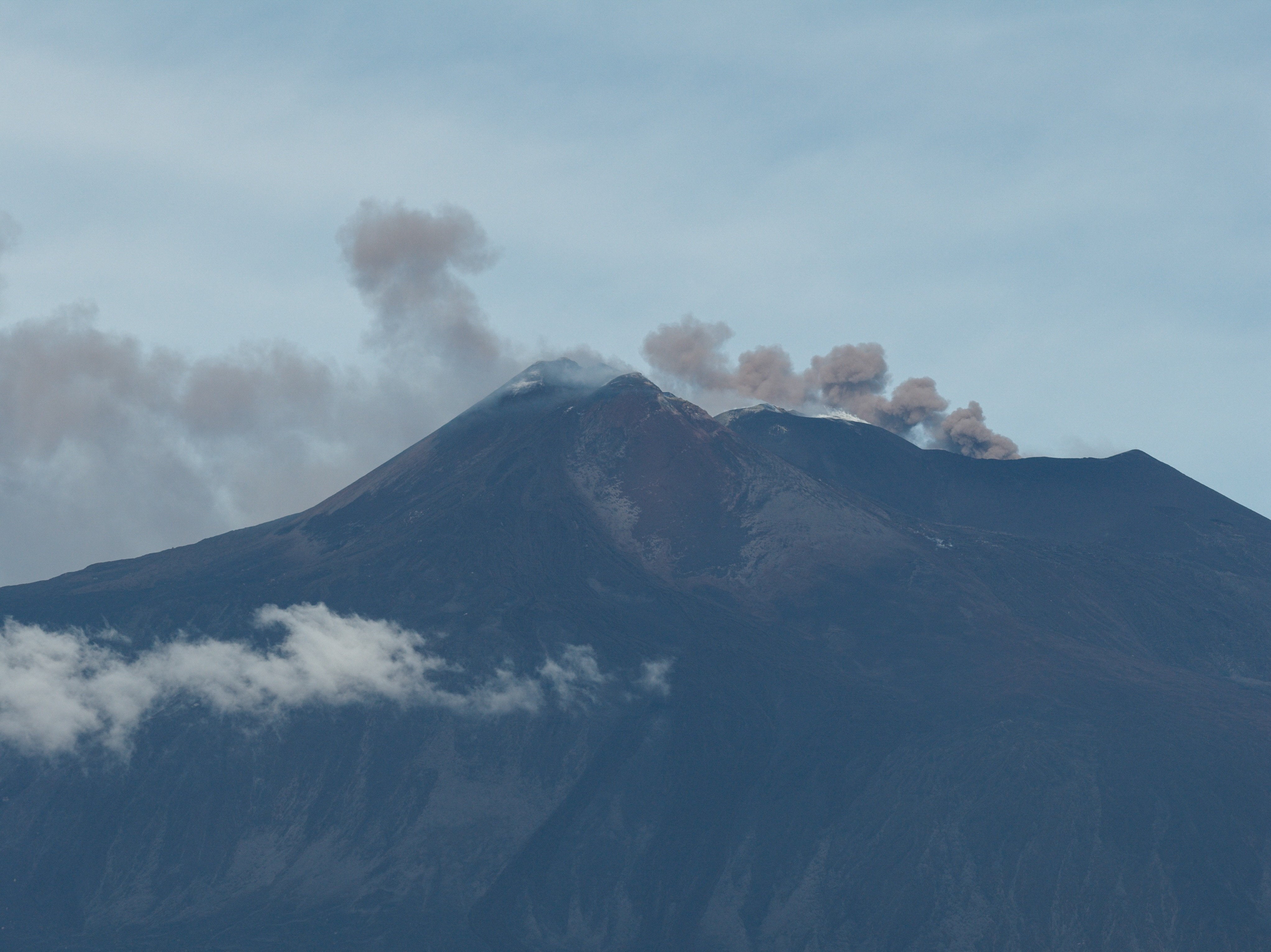 Mount Etna ash forces popular Italian airport to close again