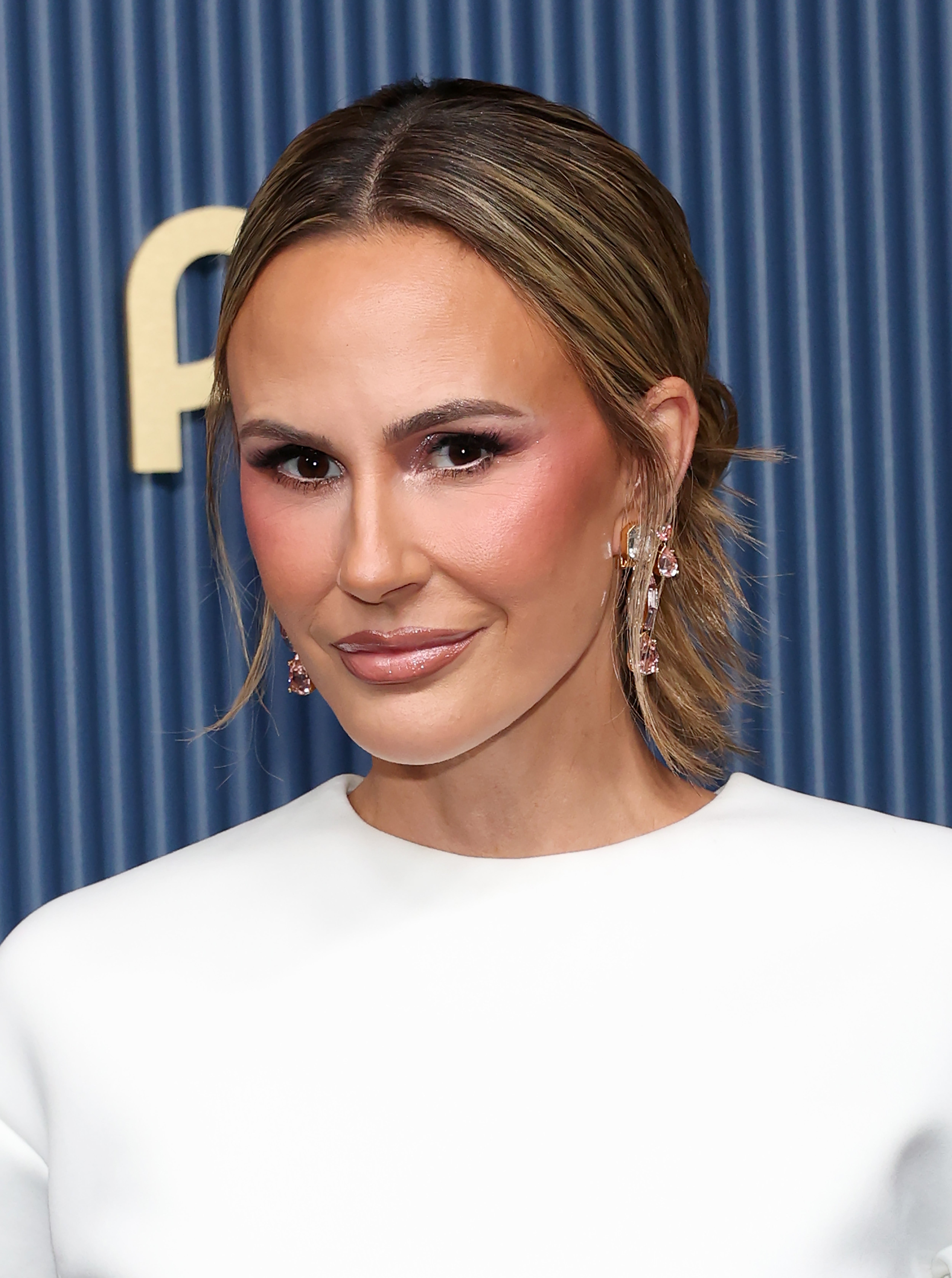 Knight's glam was glowy and gorgeous, but the plain white crop top was far too simple and understated for television's biggest night — especially as someone who often hosts the 'E! News' red carpet