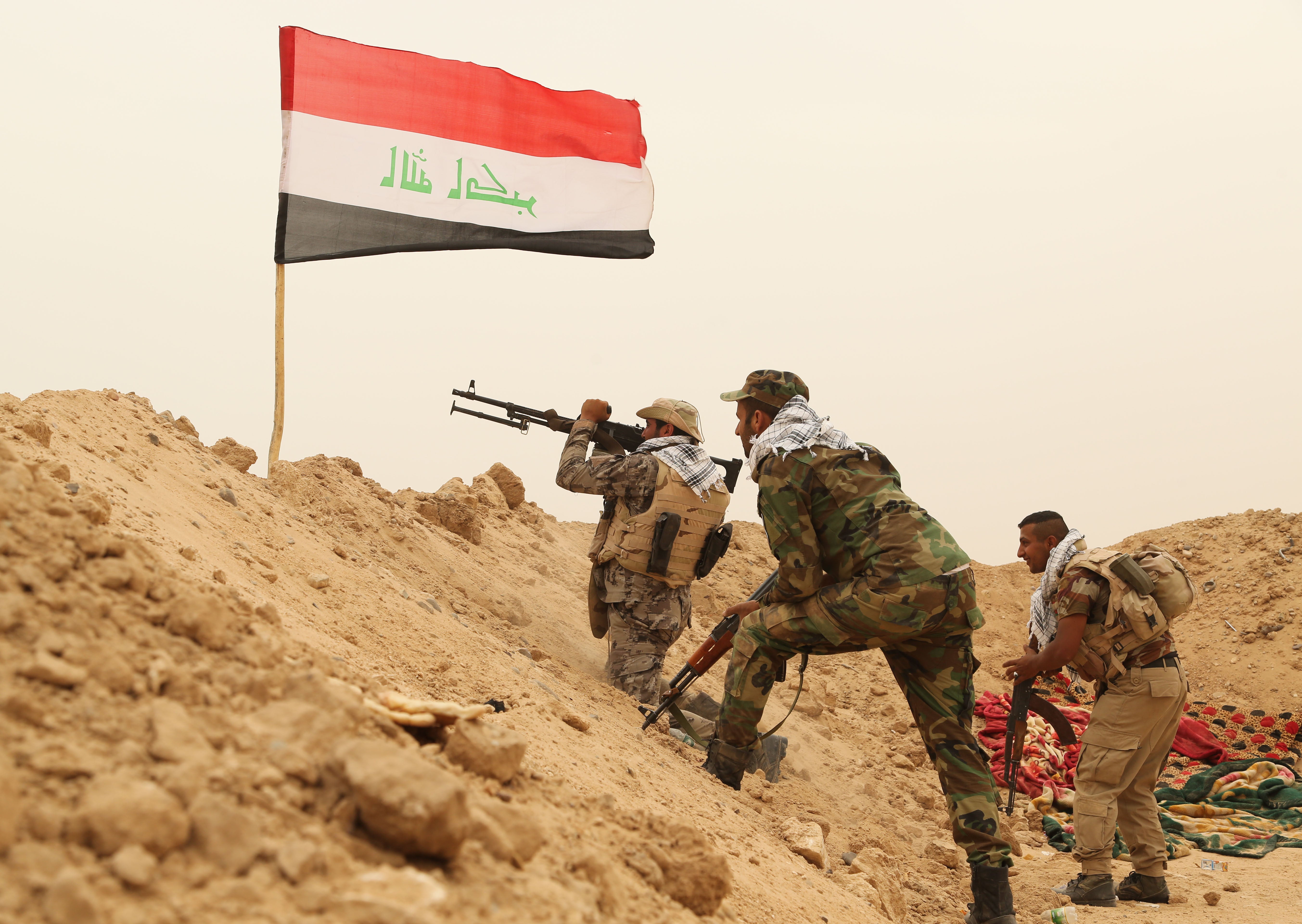 Fighters from the Badr Brigades Shiite militia clash with an Islamic State militant group at the front line on the outskirts of Fallujah in the Anbar province of Iraq, June 1, 2015