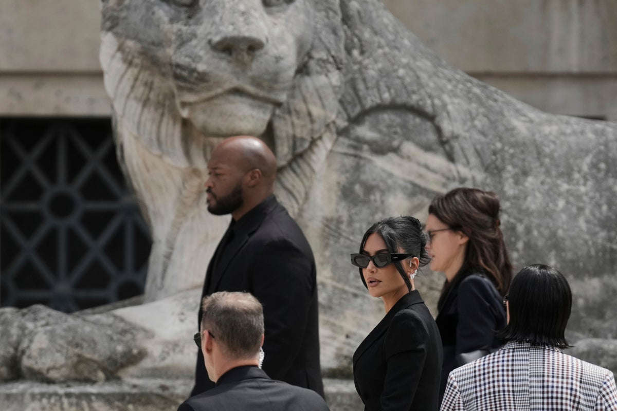 A Paris court awards Kim Kardashian 1 euro after her 2016 robbery
