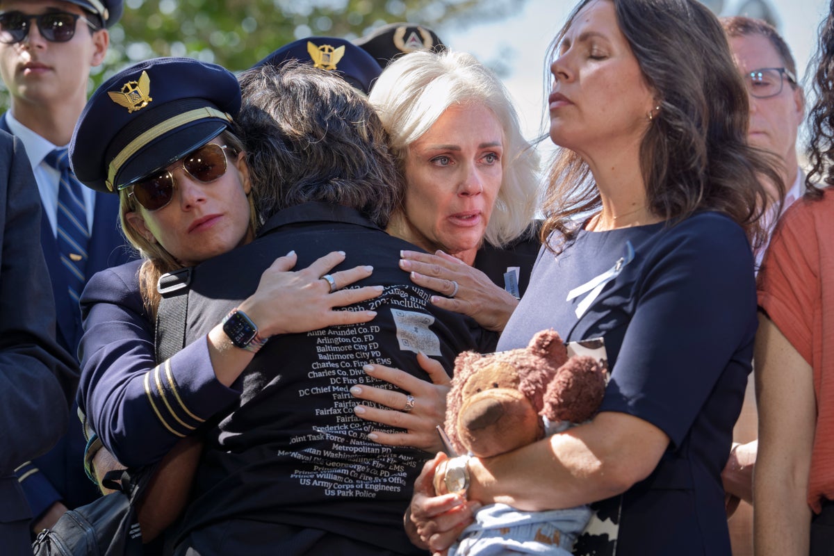 Families of 67 killed in Washington airliner-helicopter crash urge aviation reforms
