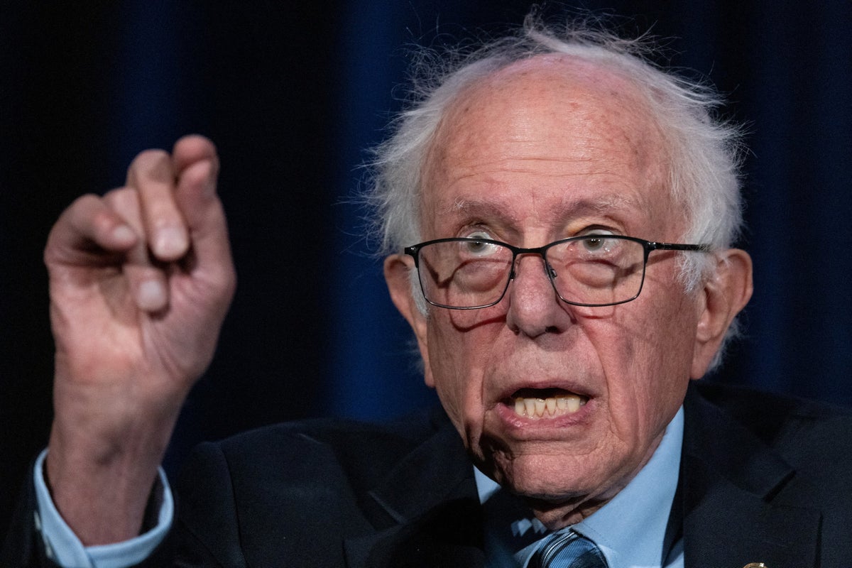 Bernie Sanders draws applause for message to AI leaders alongside Steve Bannon