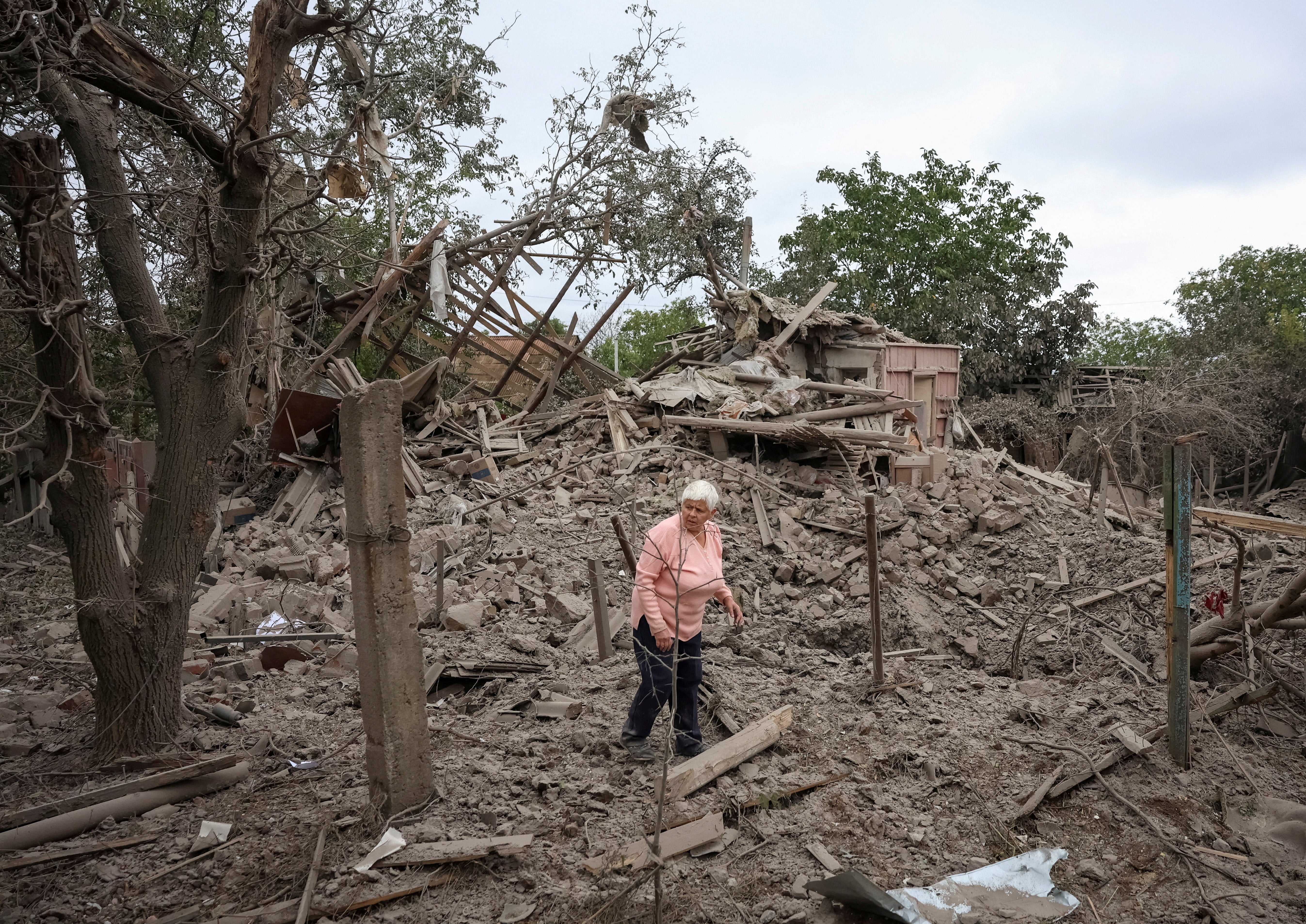 A resident Yana reacts at a site of her private house destroyed during a Russian air strike while she was at a street market, amid Russia's attack on Ukraine, in the frontline city of Kramatorsk, Ukraine September 16, 2026. (Reuters)
