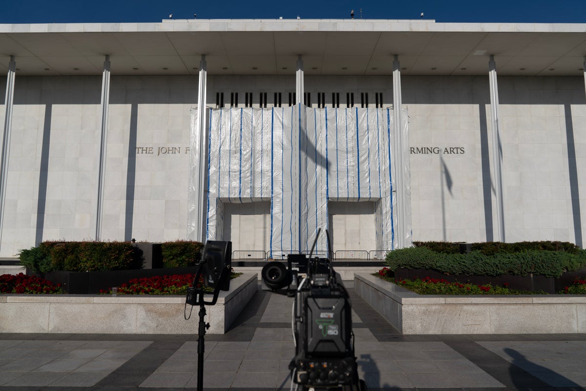 Fencing erected around Kennedy Center after board votes to close for renovations
