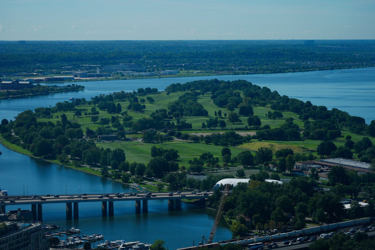 Democrats say Park Service awarded contracts for Trump plan to take over East Potomac golf course
