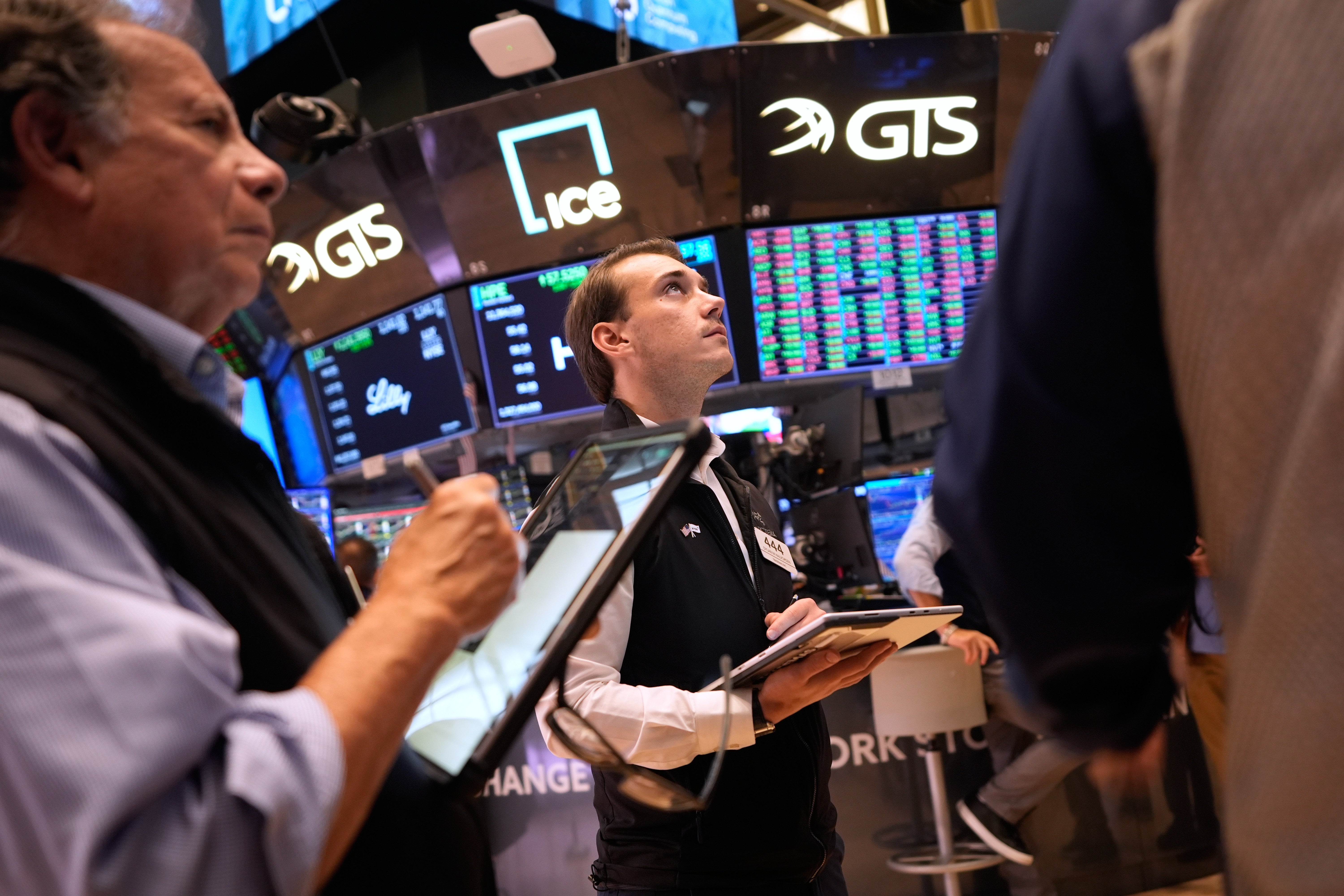 independent.co.uk - Yuri Kageyama - Asian shares mostly rise, cheered by a US rally and easing oil prices