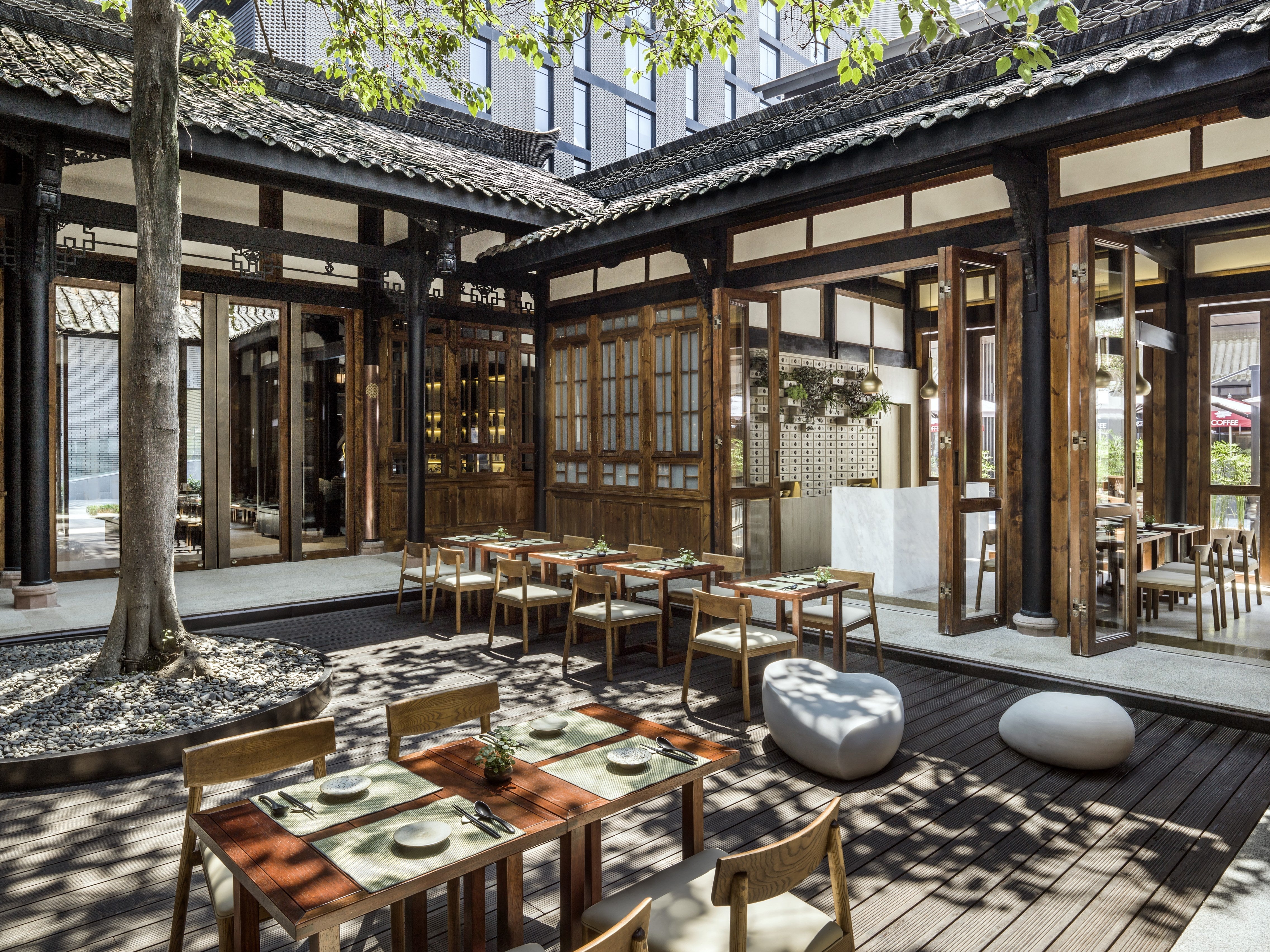 The courtyard at Mi Xun Teahouse