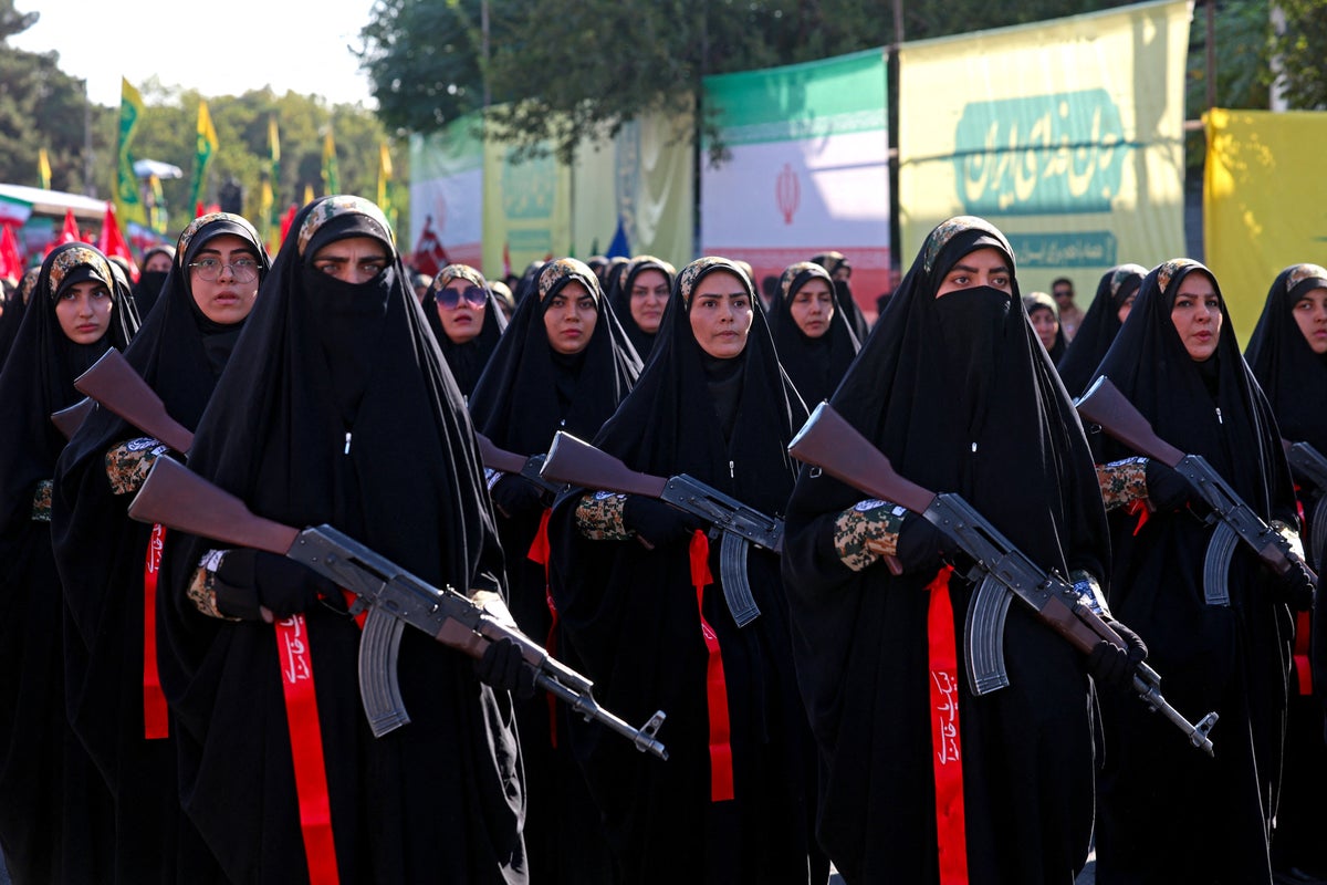 300,000 Iranians attend biggest pro-regime rally since war began as Tehran recruits new ‘volunteer’ forces