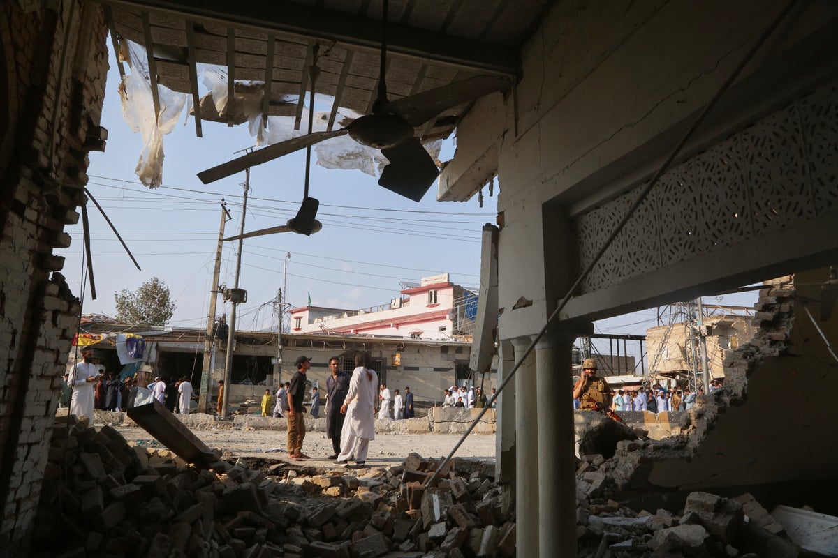 At least 31 killed in Pakistan mosque bombing targeting police