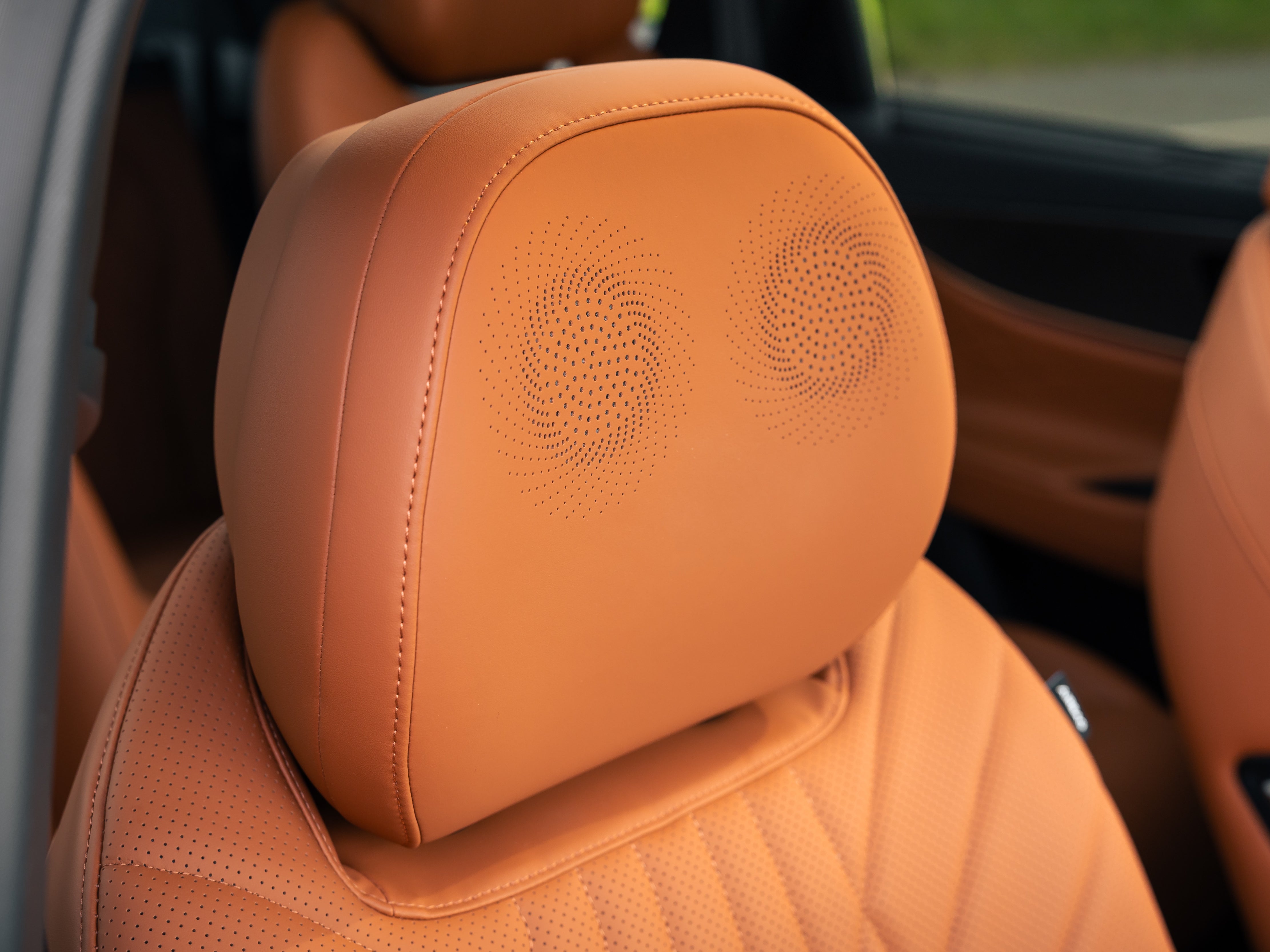Speakers in the driver's headrest are used for navigation instructions and phone calls, not to improve the Sony stereo (Jaecoo)