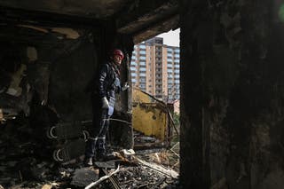救援人员检查扎波罗热一栋住宅楼的内部