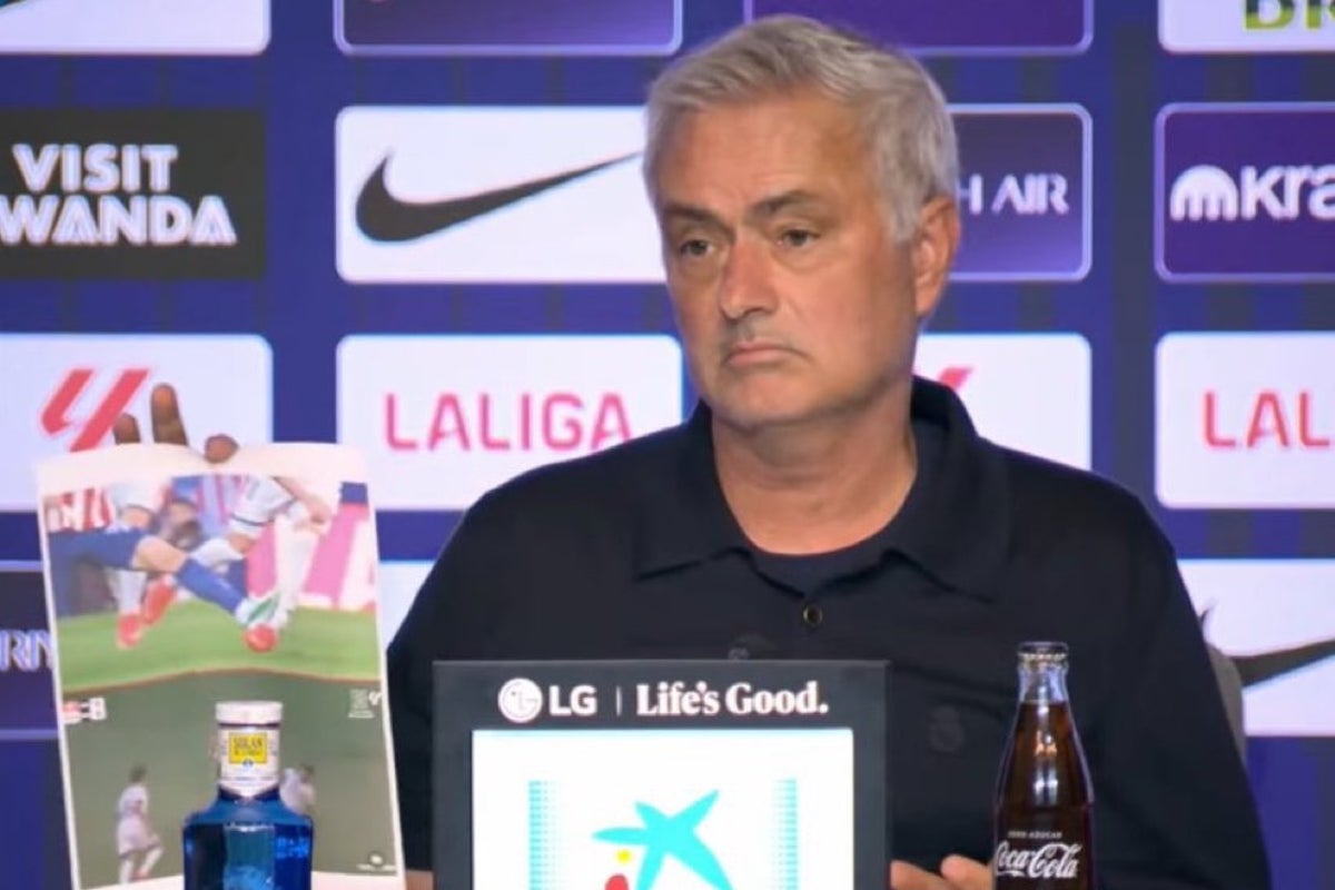 José Mourinho muestra unas hojas impresas con imágenes de jugadas polémicas durante la rueda de prensa posterior al derbi frente al Atlético de Madrid.
