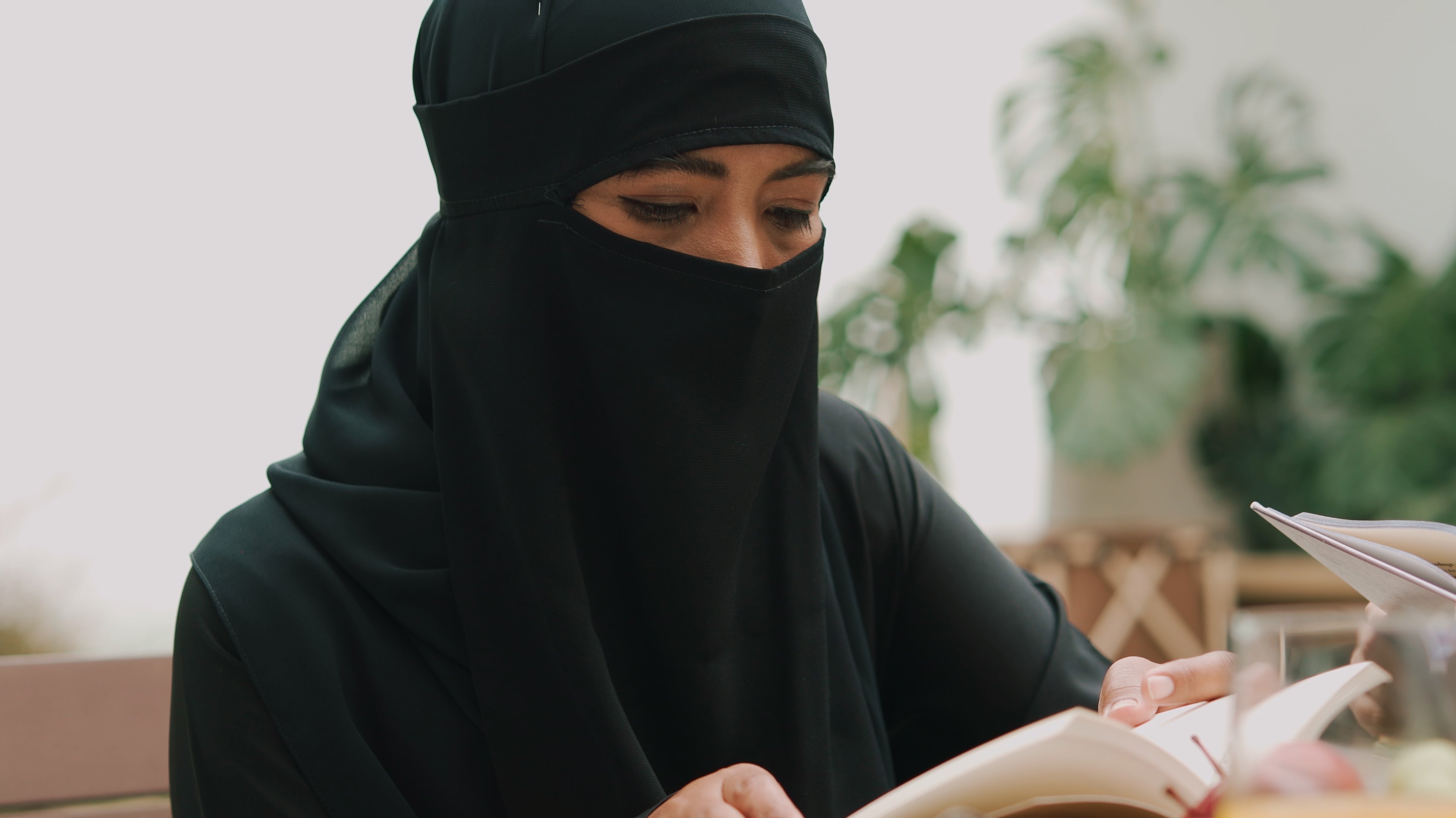 Meloni plans to ban the niqab in Italian schools, the veil worn by the most conservative Muslim women, in which, at most, only the eyes show.