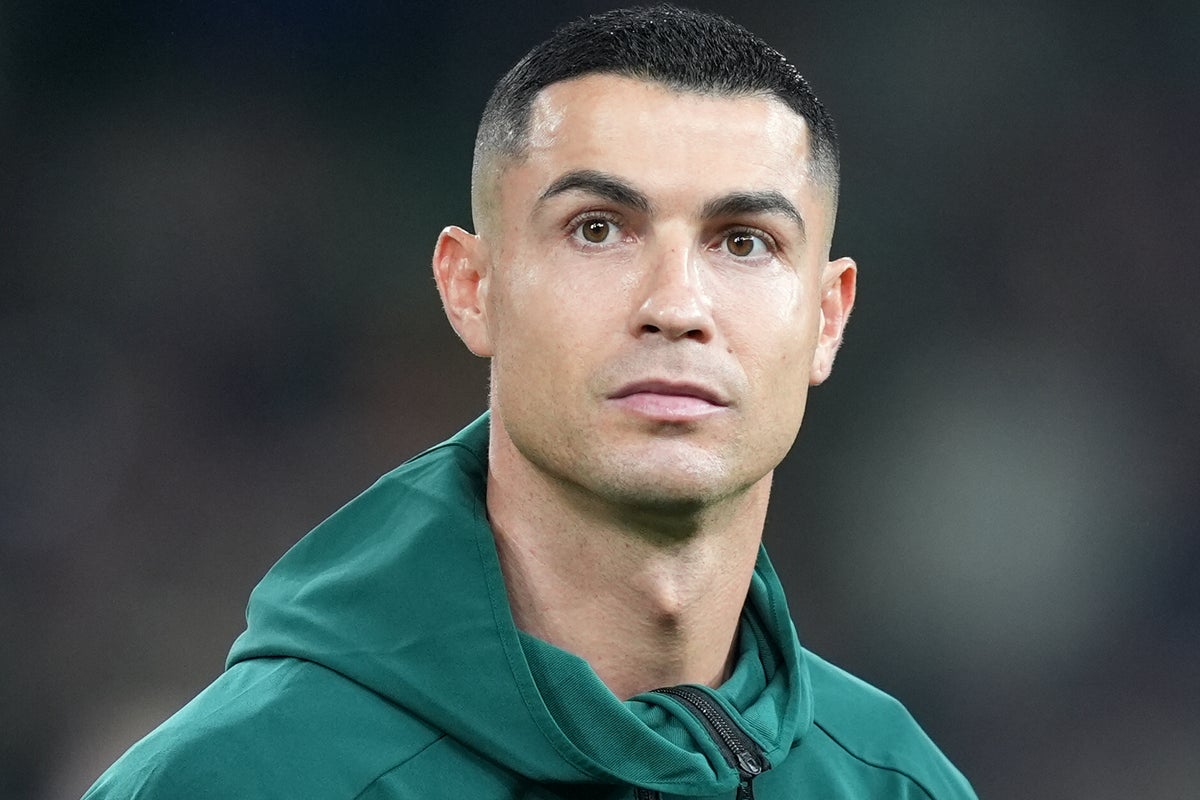 Cristiano Ronaldo sonríe ante los medios durante su comparecencia en la sede de la Federación Portuguesa de Fútbol.