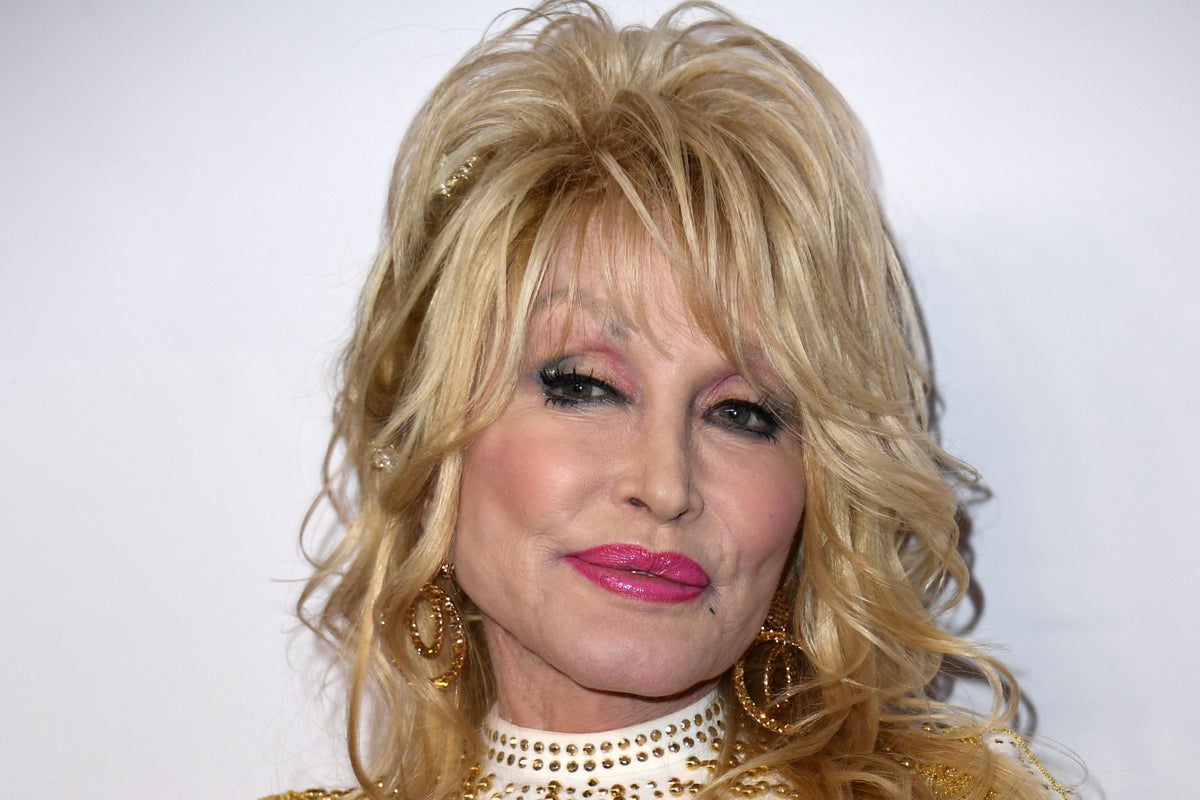 Dolly Parton allowed just one person at her deathbed: report