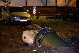 ロシアによるウクライナ攻撃のさなか、ウクライナのキエフで、ロシアの弾道ミサイルの一部が攻撃後に地面に突き刺さった