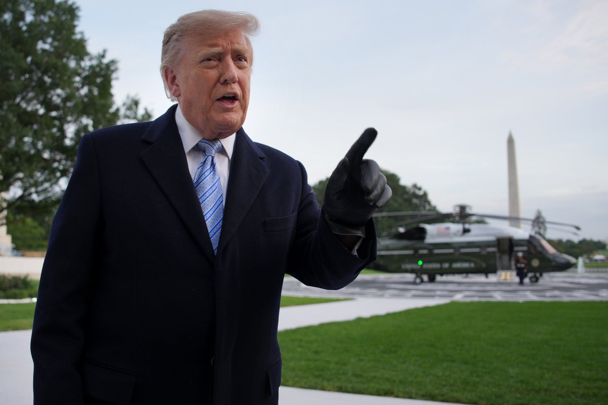 Trump suffers another microphone failure as press pool continues White House boycott