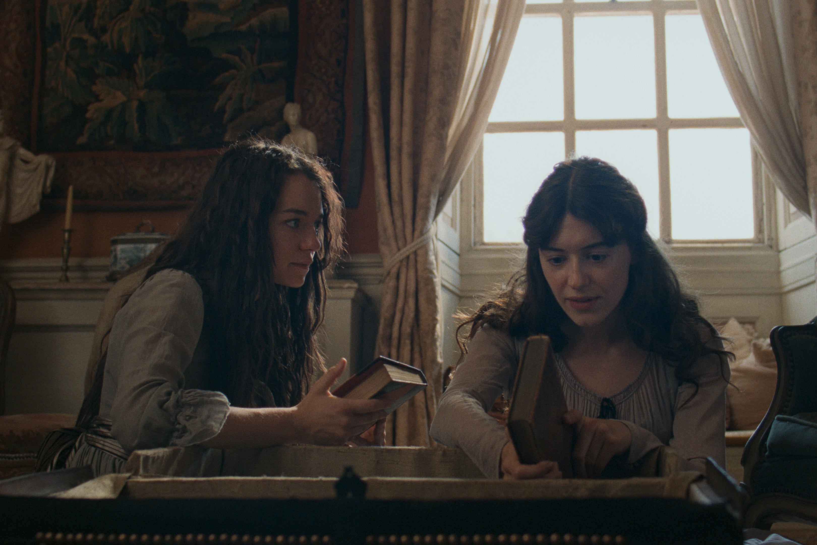 The film stars Daisy Edgar-Jones as Elinor and Esmé Creed-Miles as Marianne (Focus Features)