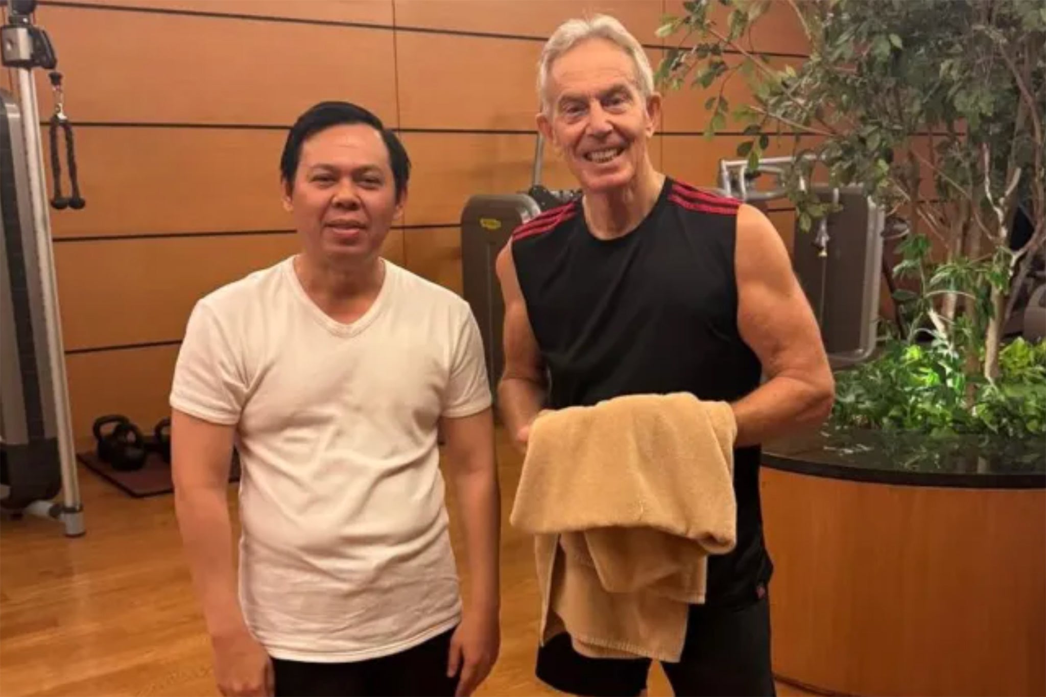 Wie man mit einem Kurzhantel-Workout aus drei Übungen Arme wie Tony Blair ...