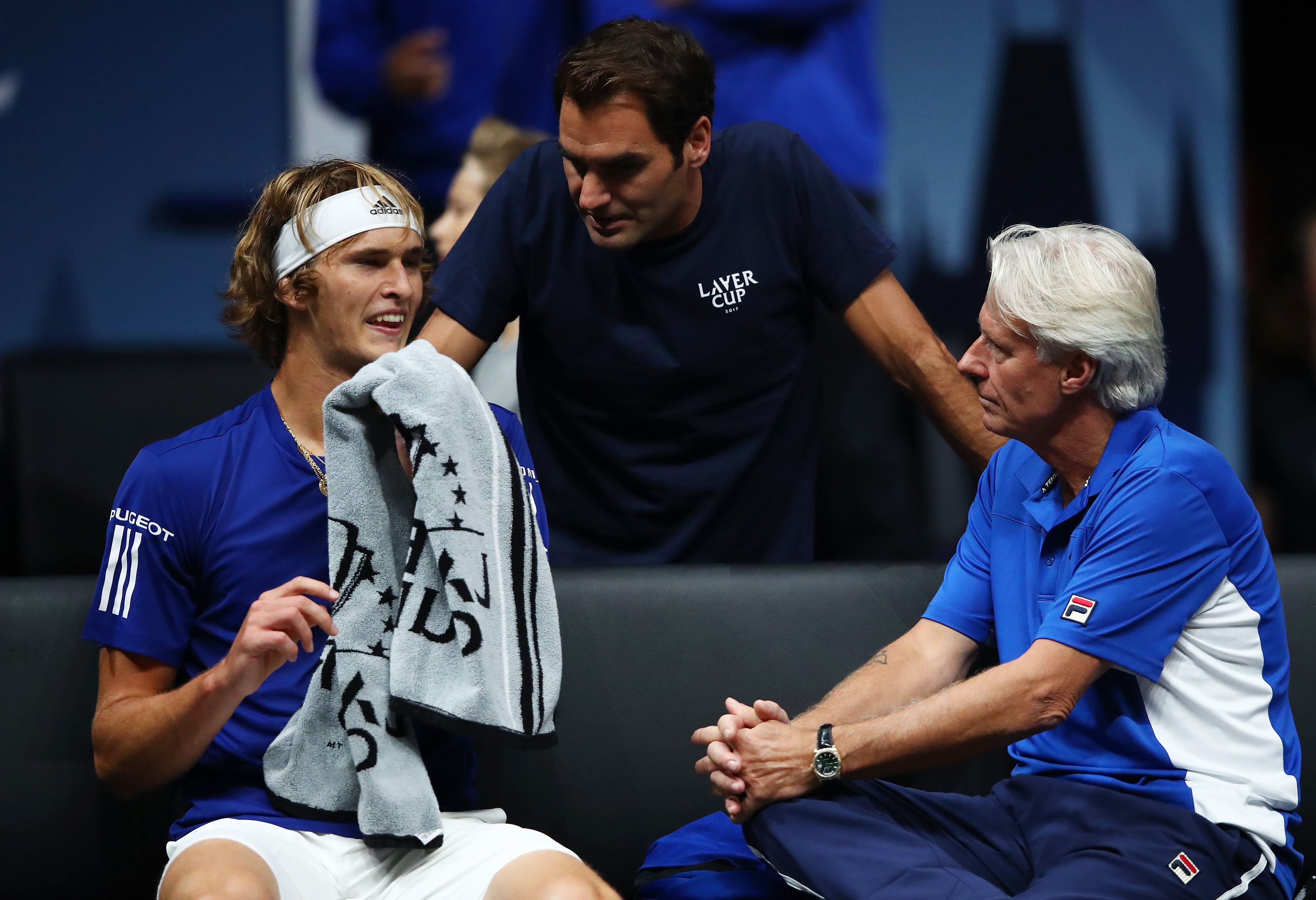 Roger Federer dishes out tactical advice to Alexander Zverev at the 2017 Laver Cup (Getty)