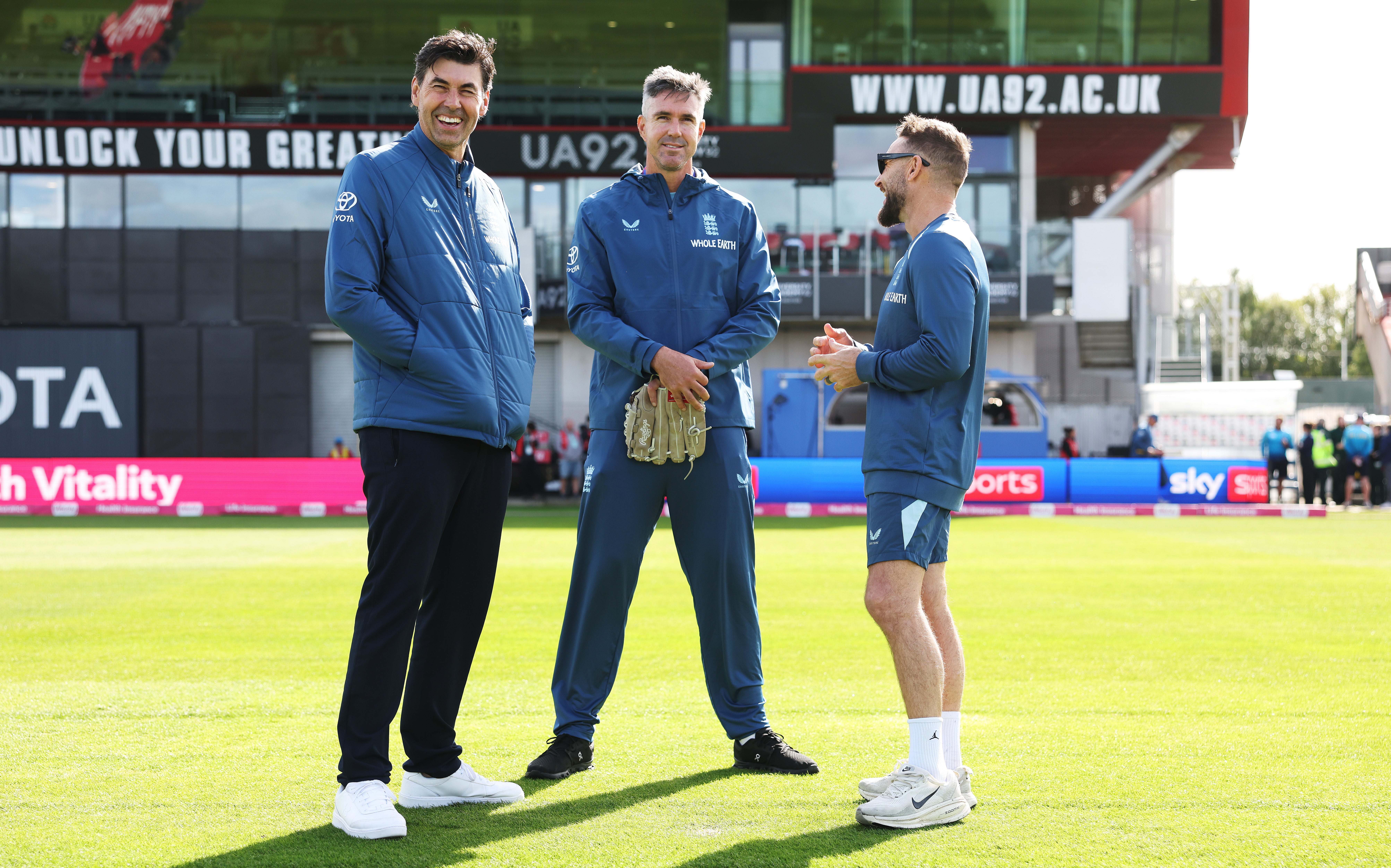 Pietersen (centre) with Stephen Fleming (left) and Brendon McCullum (right)