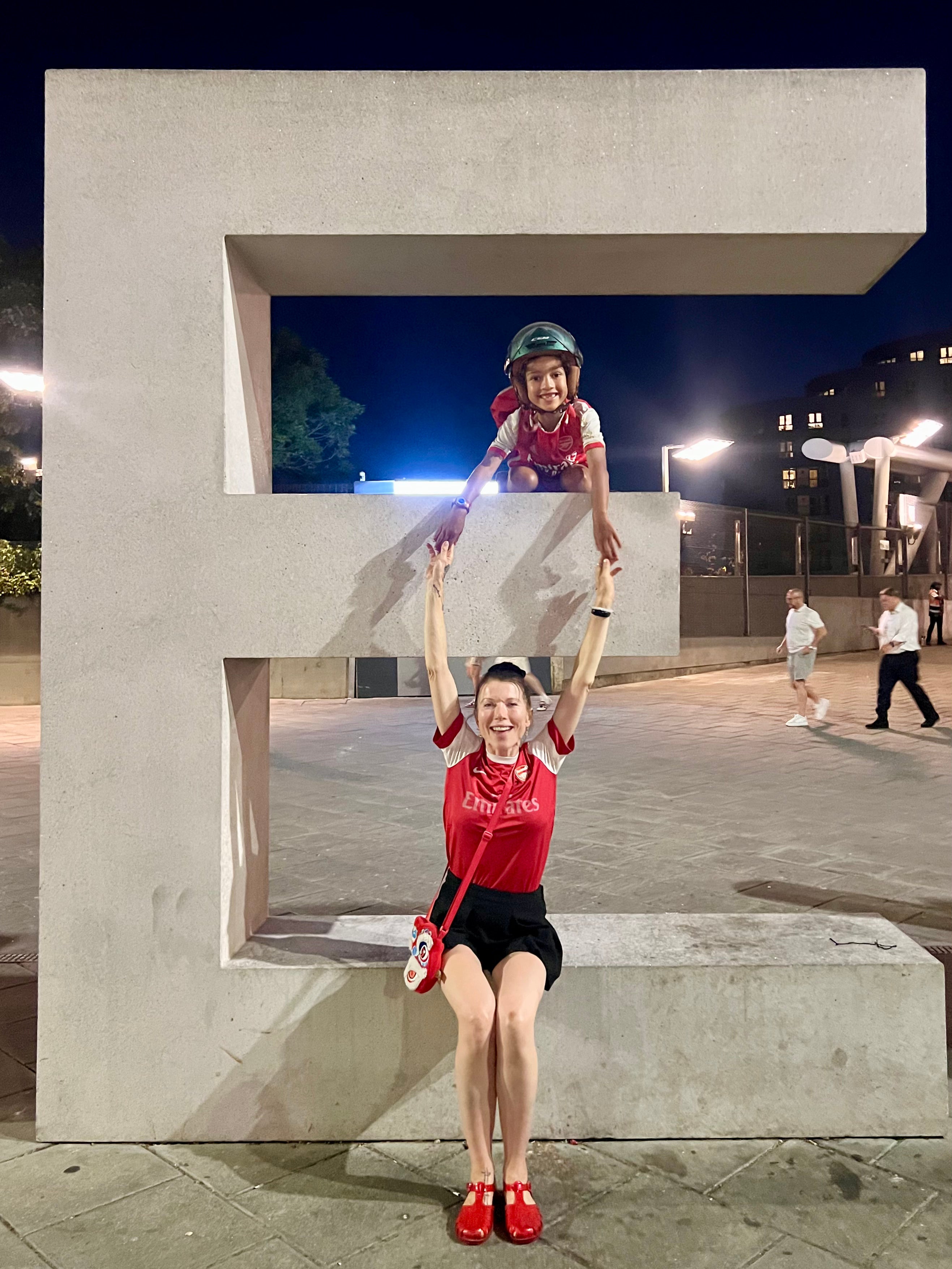 Skye and Nye in London in Arsenal colours (Skye von der Osten)