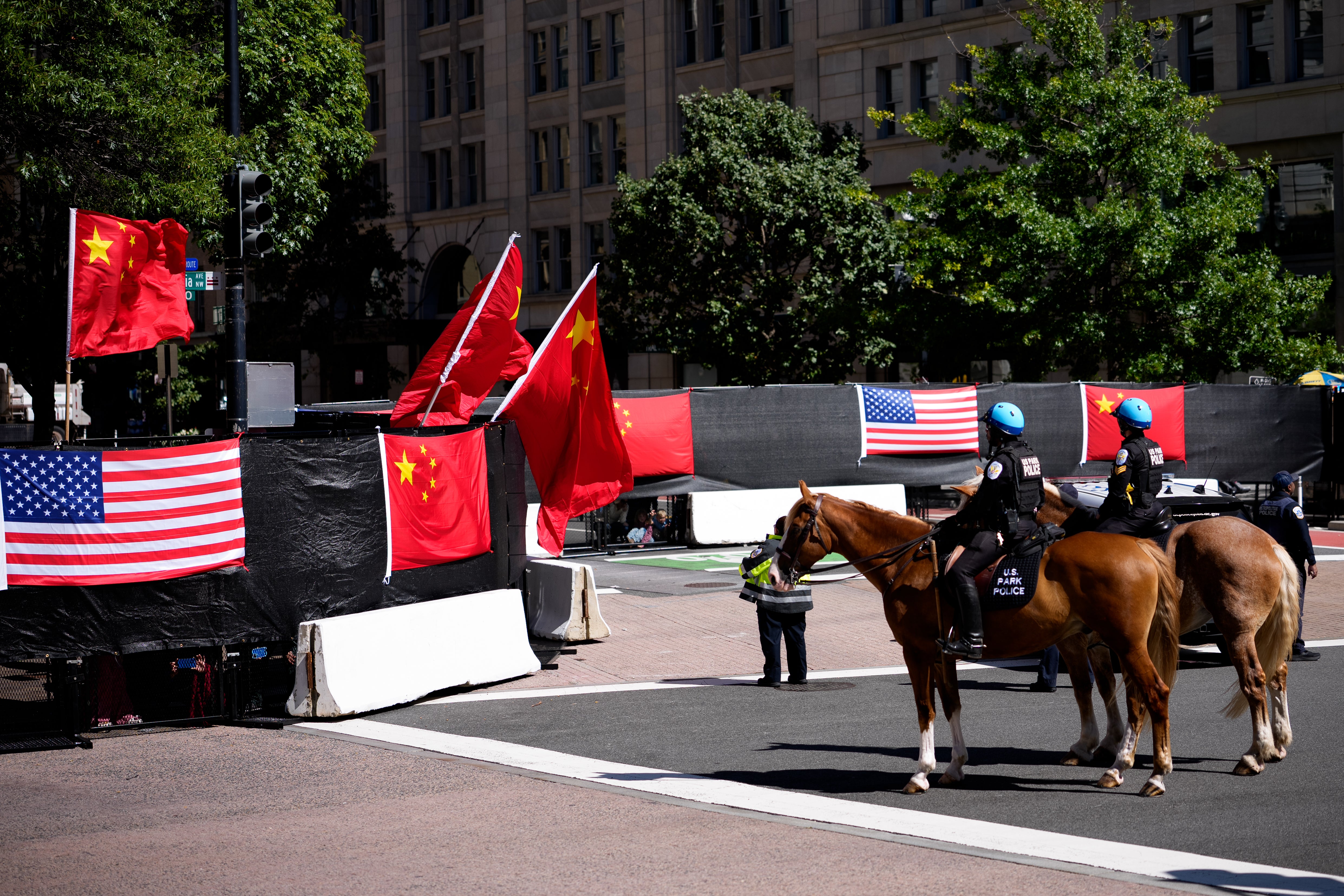 Donald Trump and first lady Melania Trump returns to the White House after a visit of the National Archives Museum with President of China Xi Jinping and first lady of China Peng Liyuan