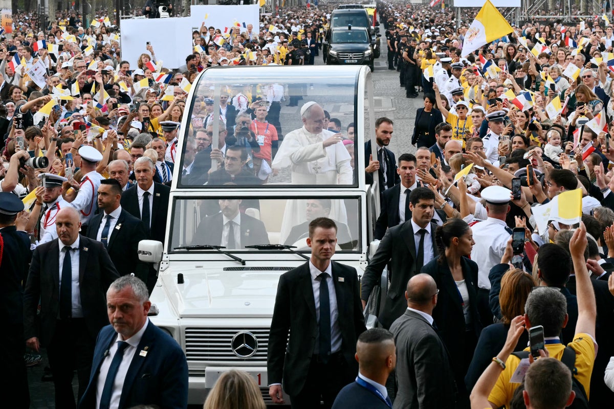 Hundreds of thousands line Champs-Élysées for Pope Leo parade in France