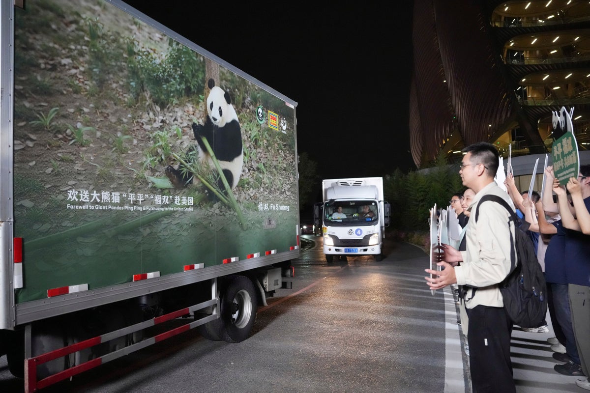 Two Giant Pandas Set Off to Atlanta Zoo