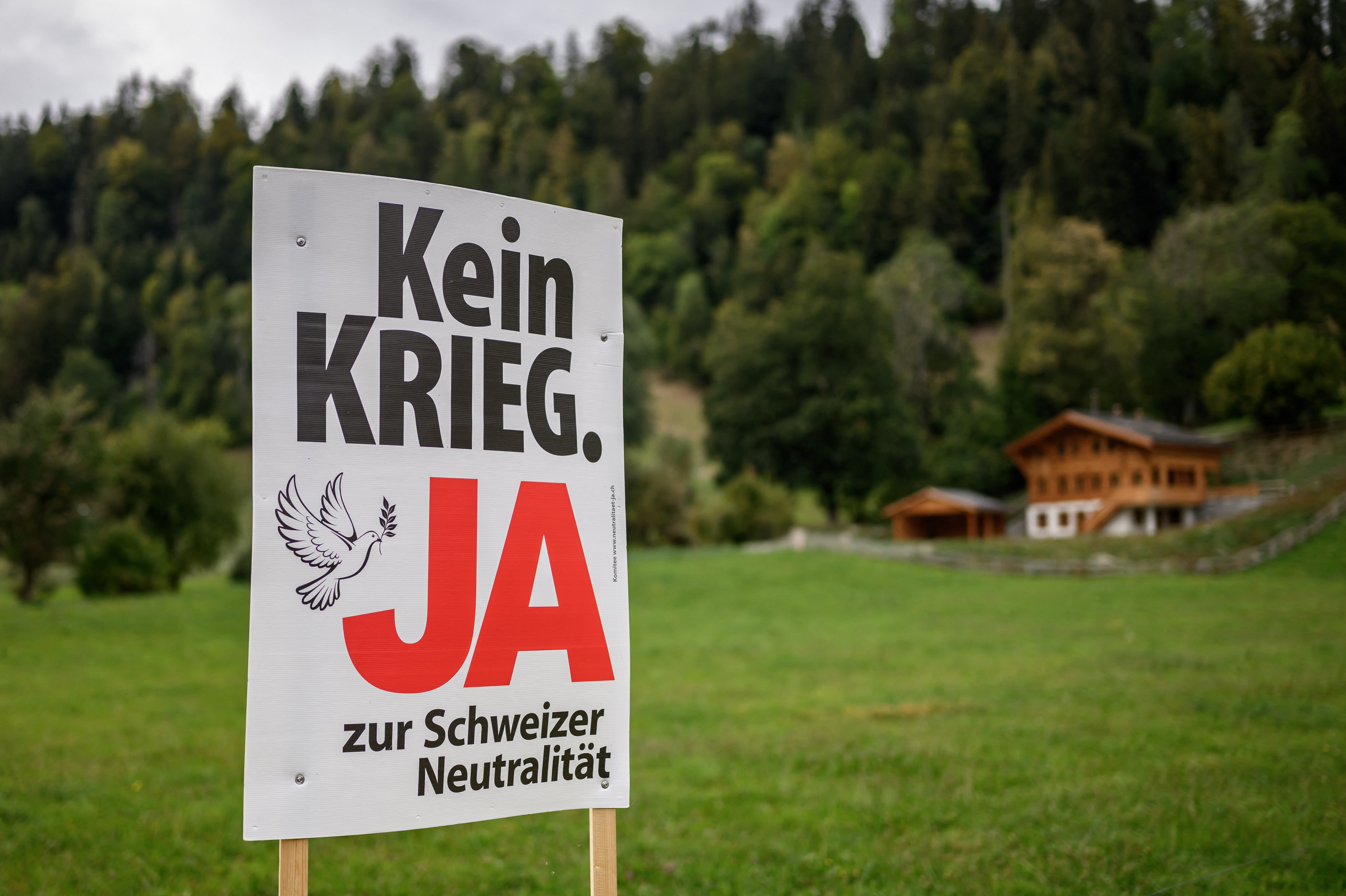 A campaign poster reading 'No war, Yes to Swiss neutrality' in Saanen on 24 September 2026 (AFP/Getty)