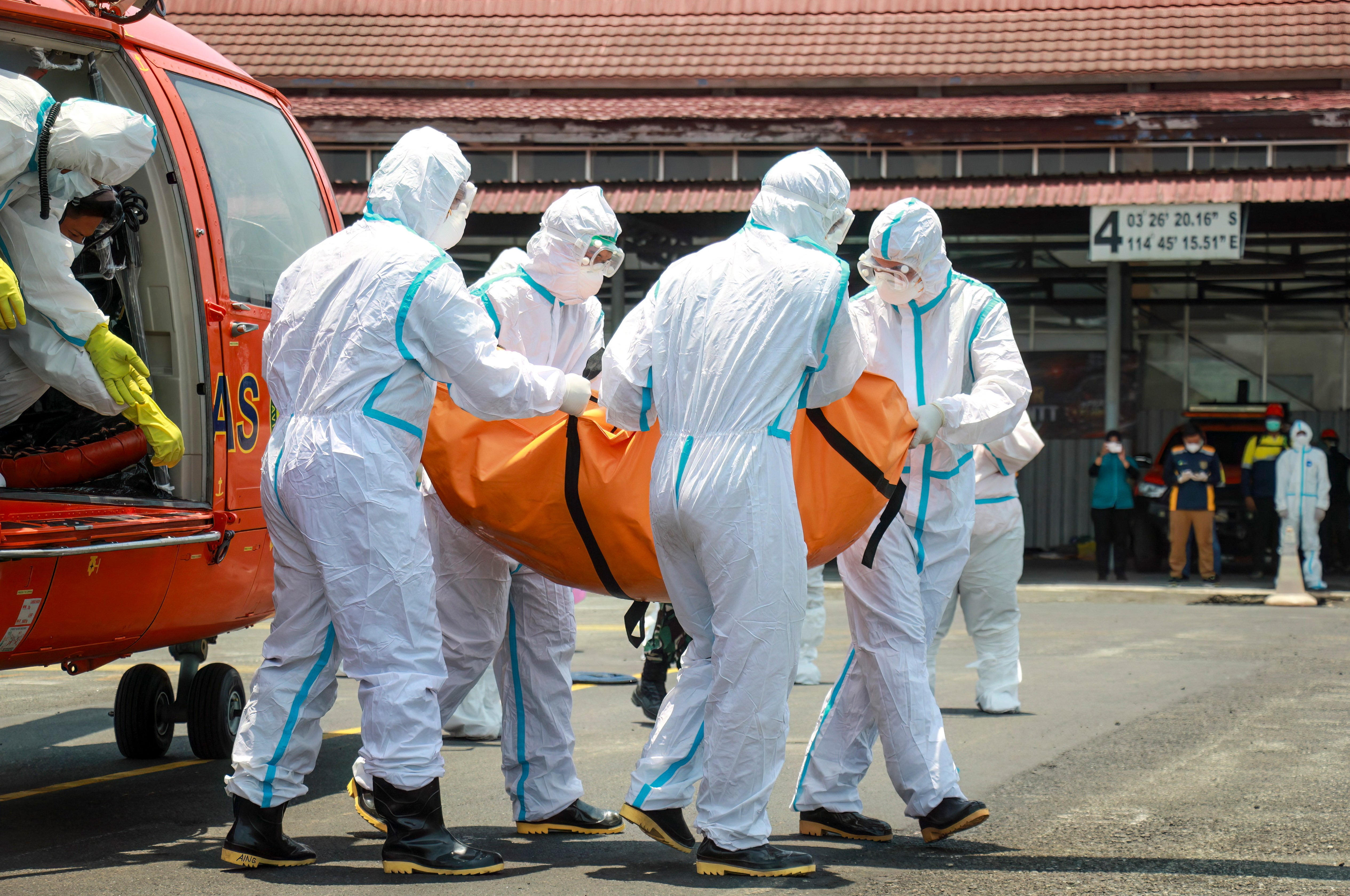 Die Zahl der Todesopfer bei der Fährkatastrophe in Indonesien steigt ...