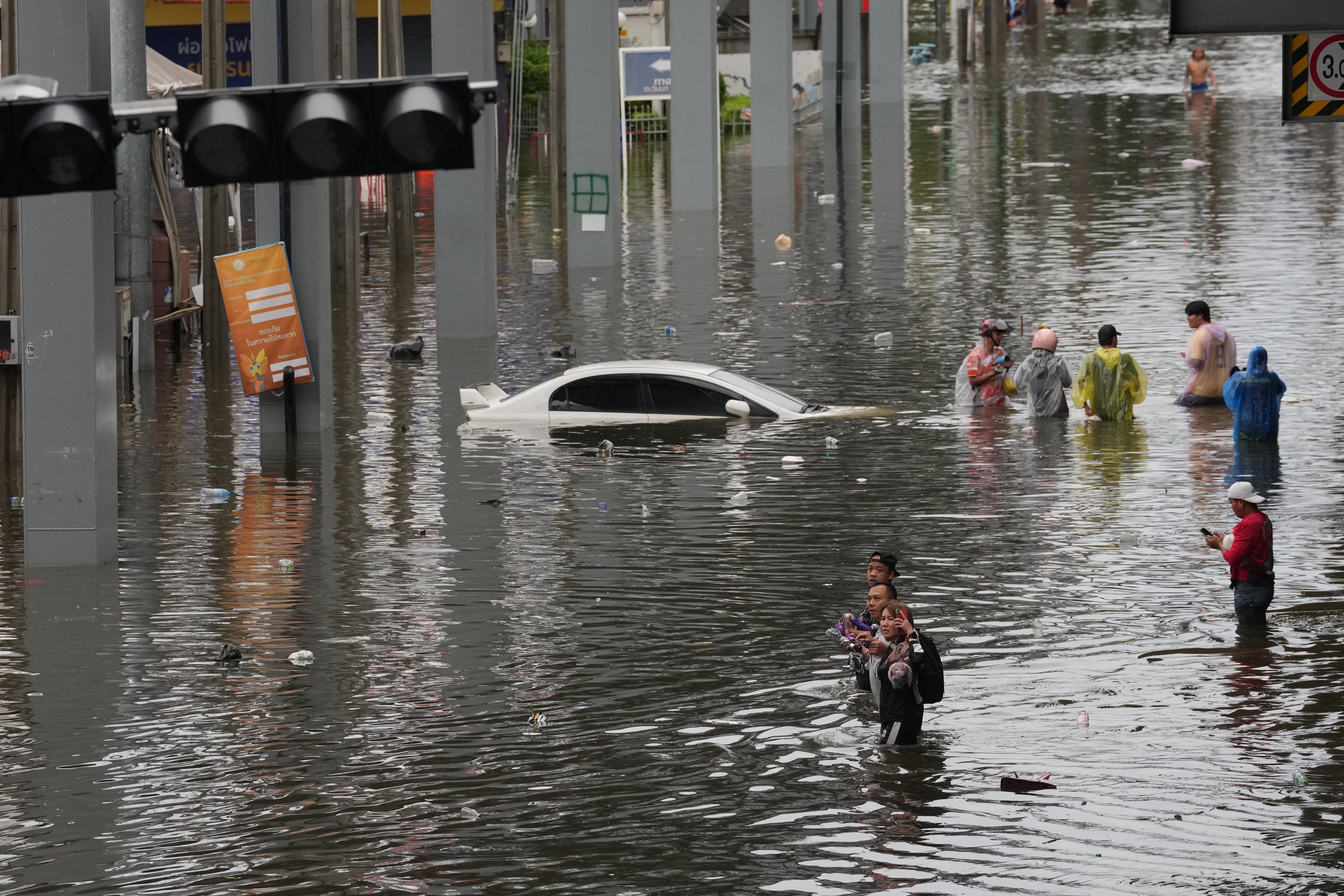 Bangkok Floods Force Thousands to Shelters