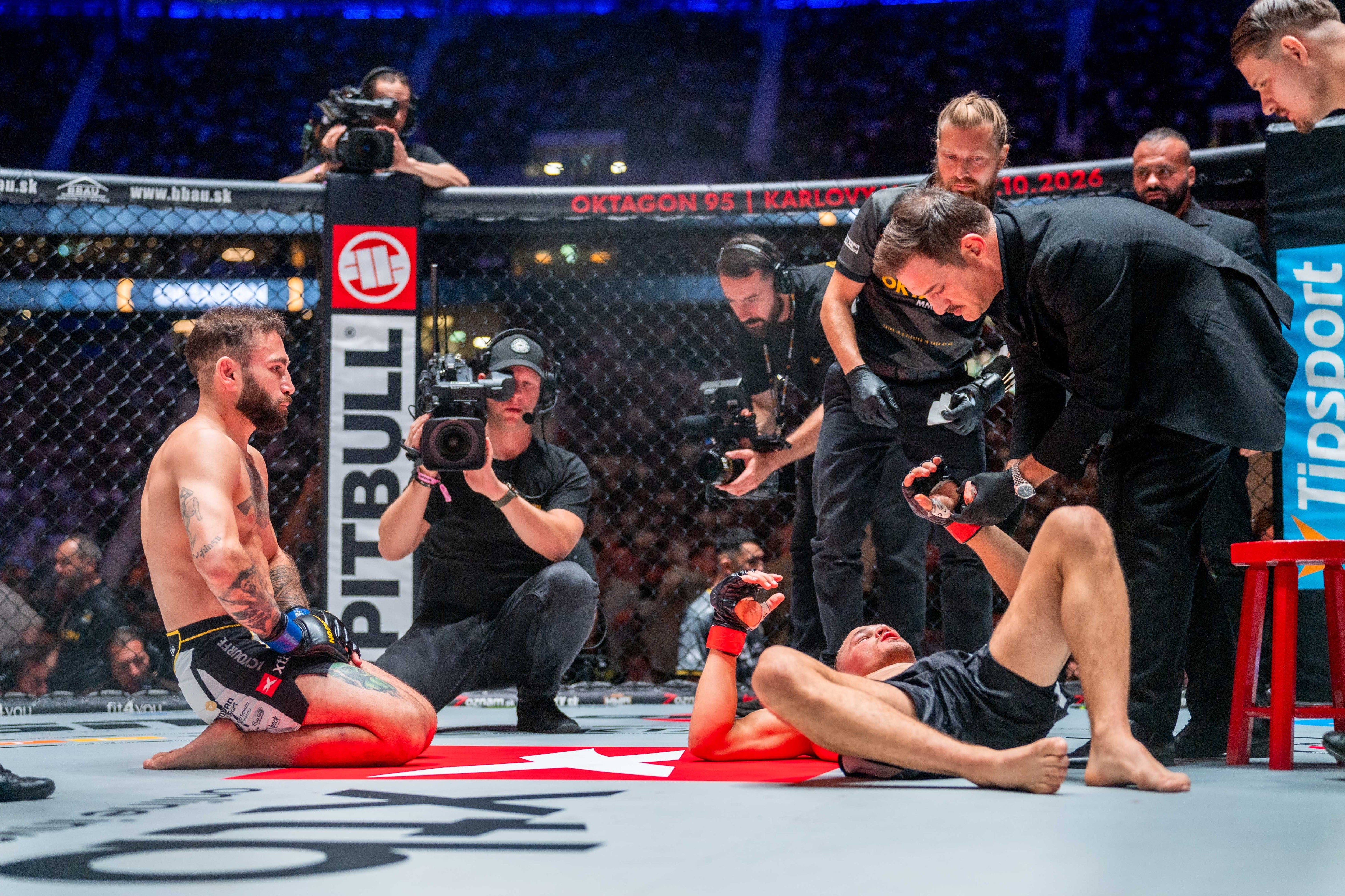 Deniz Ilbay (left) slept Hugo Vach with one punch after an unprecedented power outage (Oktagon)