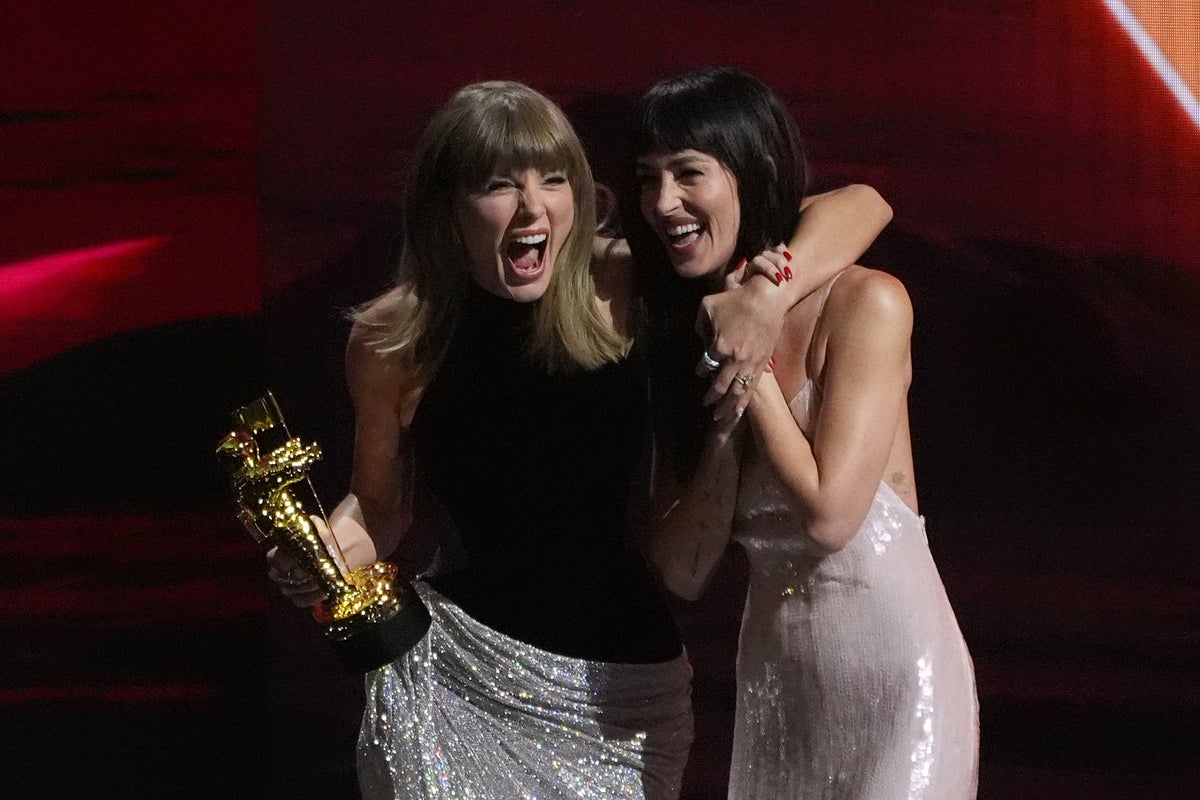 Photos of Taylor Swift making history and other highlights at the MTV awards