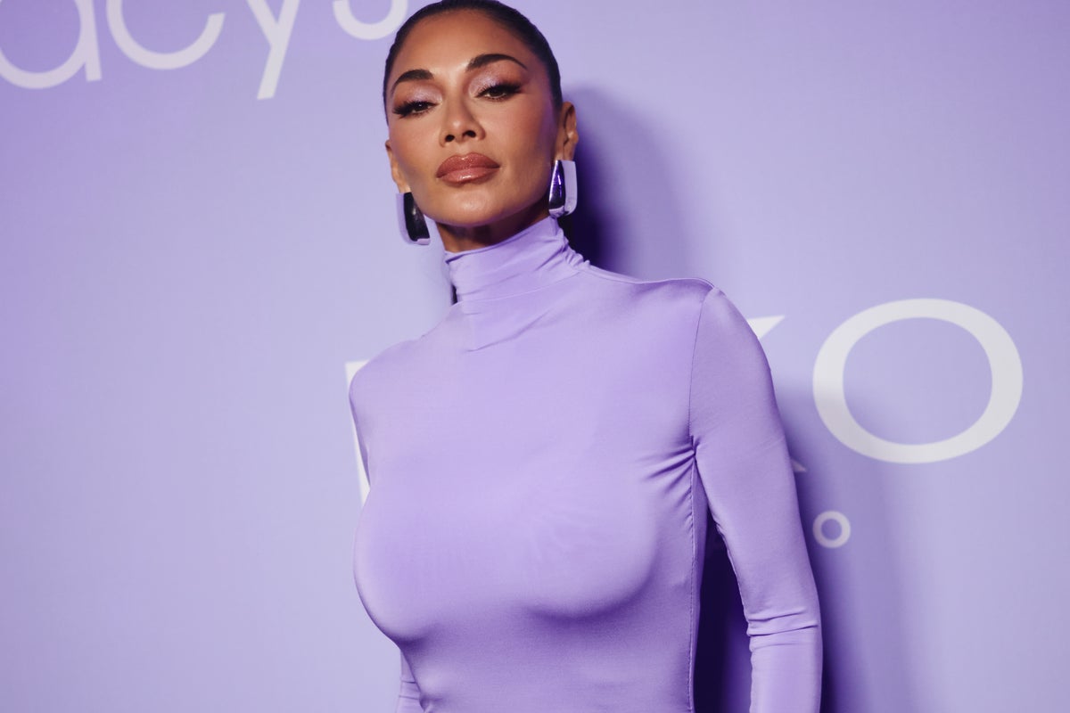 Nicole Scherzinger performs with Pussycat Dolls after suffering severe burn