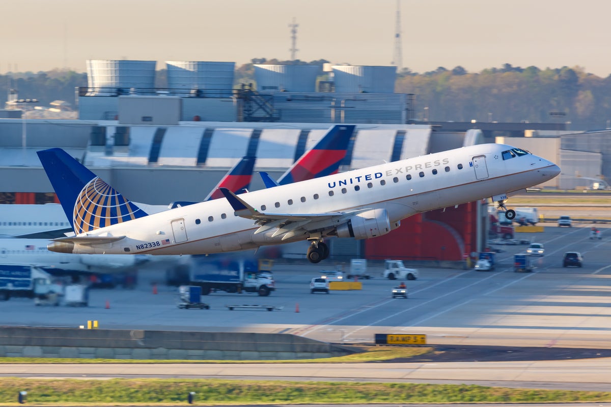 Texas flight forced to make dramatic U-turn after windshield cracks